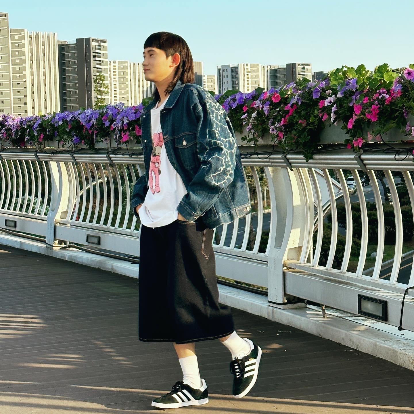 Supreme Shibori Denim Trucker Jacket Rigid Indigo - 23SS, Adidas Gazelle Core Black White 착용 스타일 - 2