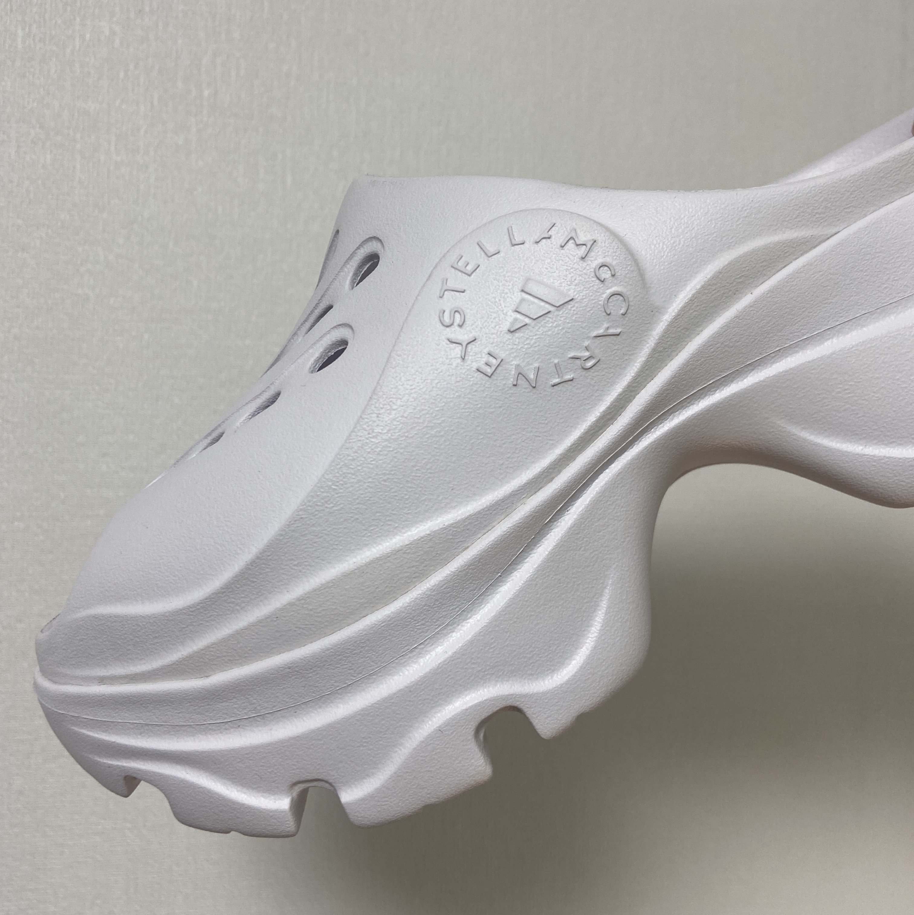(W) Adidas x Stella McCartney Clogs Cloud White 착용 스타일 - 1