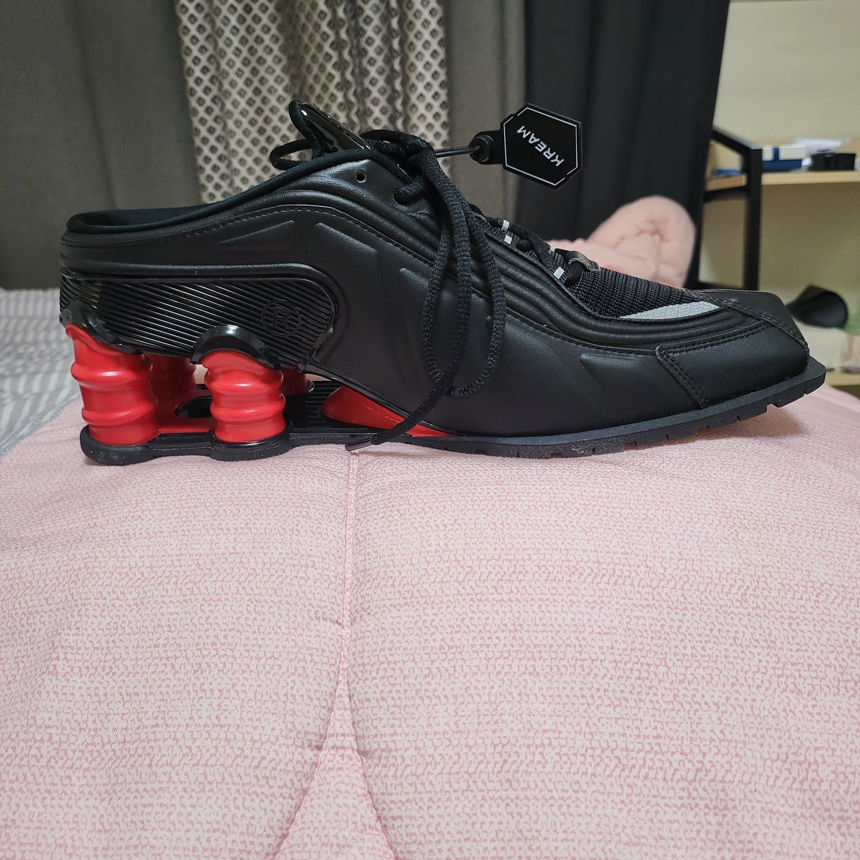 Nike x Martine Rose Shox MR4 Black 착용 스타일 - 2