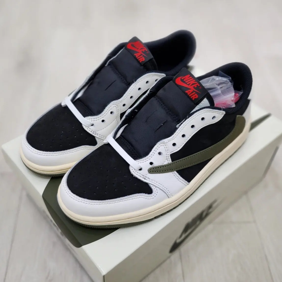(W) Jordan 1 x Travis Scott Retro Low OG SP Medium Olive 착용 스타일 - 2