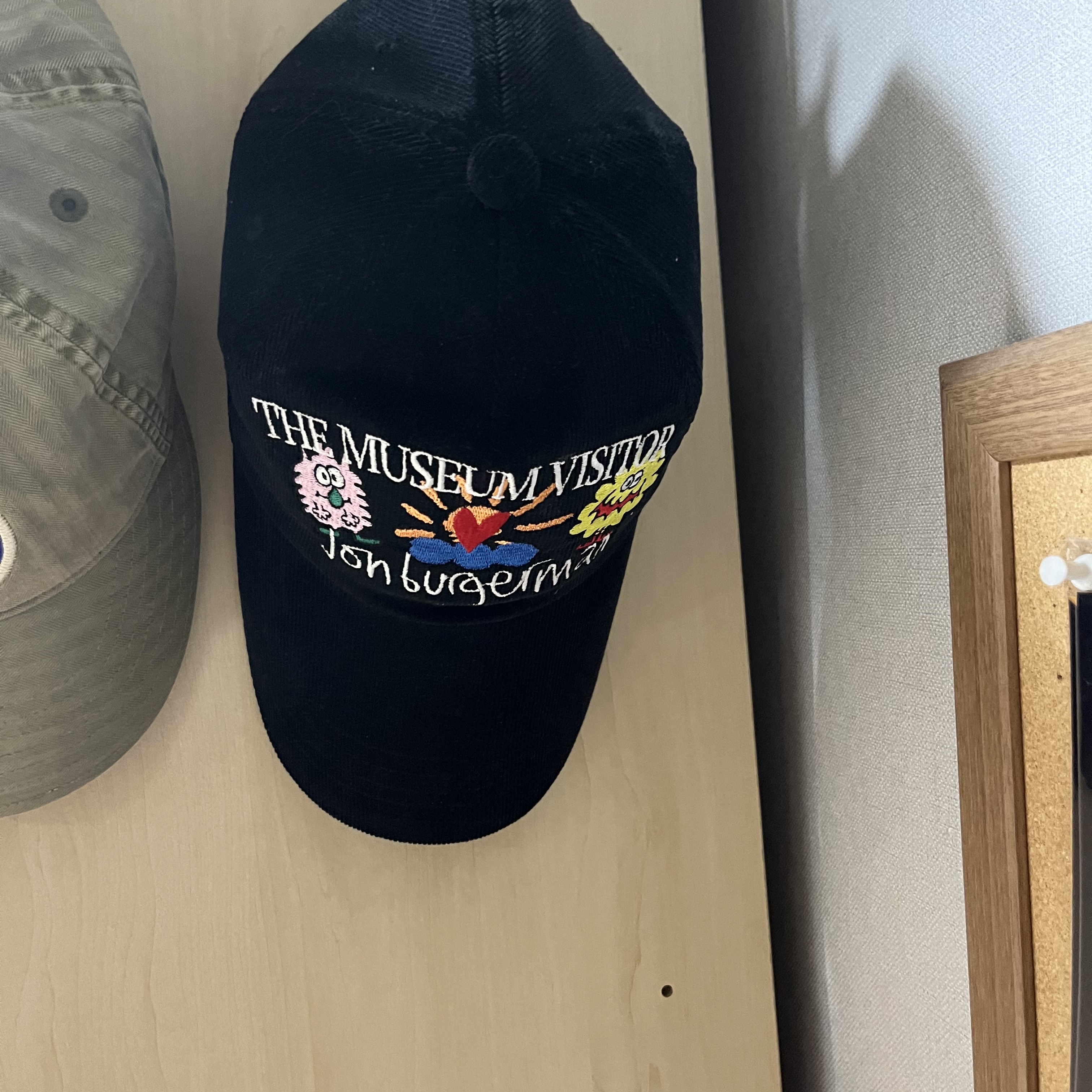 The Museum Visitor x Jon Burgerman Pinky Winky & Charlie Ball Cap Black 착용 스타일
