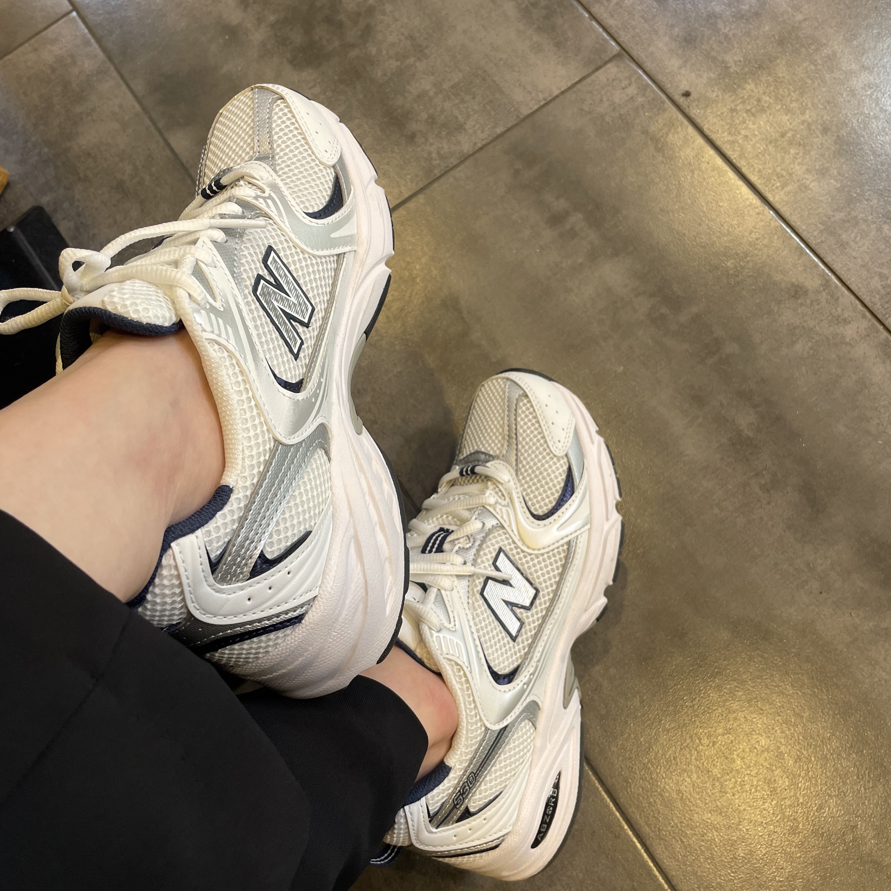 New Balance 530 White 착용 스타일 - 1