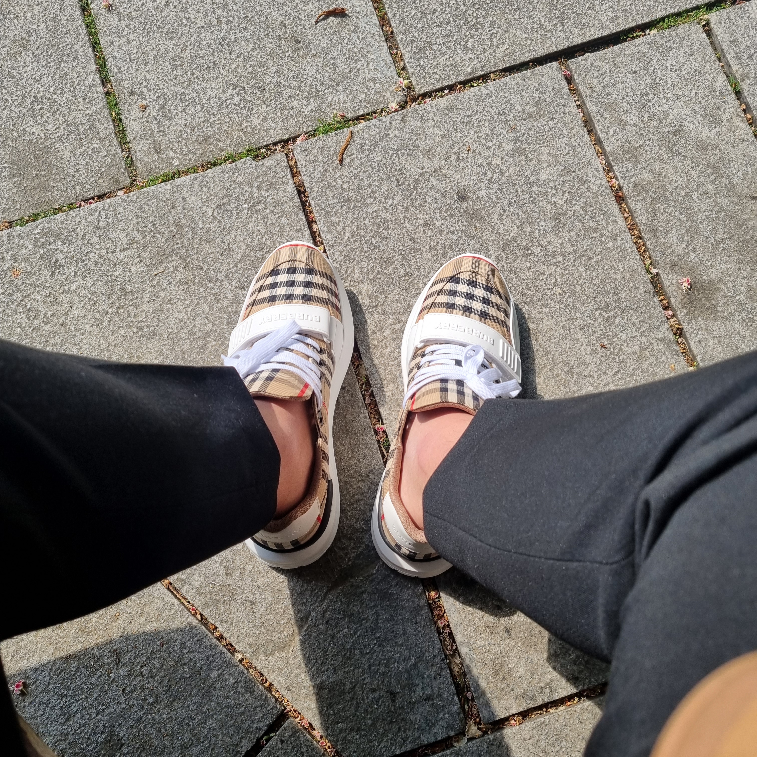 Burberry Vintage Check Suede Leather Sneakers Archive Beige 착용 스타일