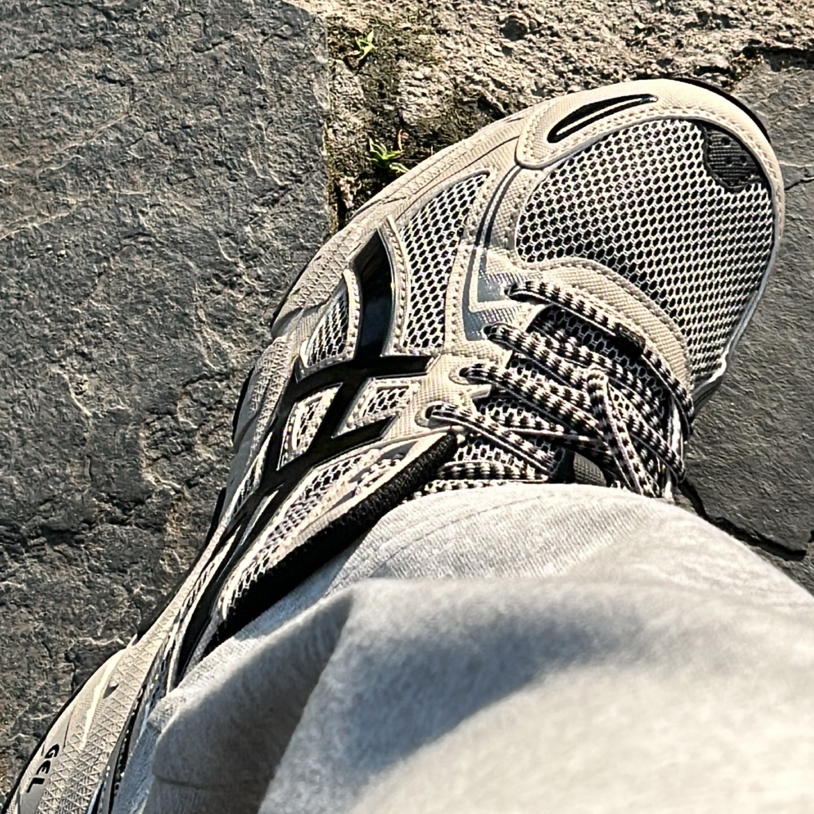 Asics Gel-Venture 6 Feather Grey Black 착용 스타일