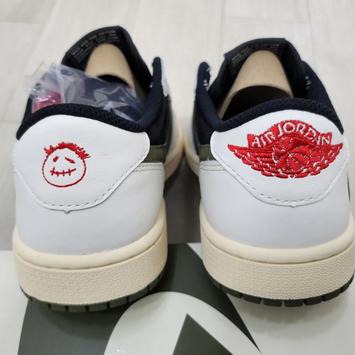 (W) Jordan 1 x Travis Scott Retro Low OG SP Medium Olive 착용 스타일 - 3