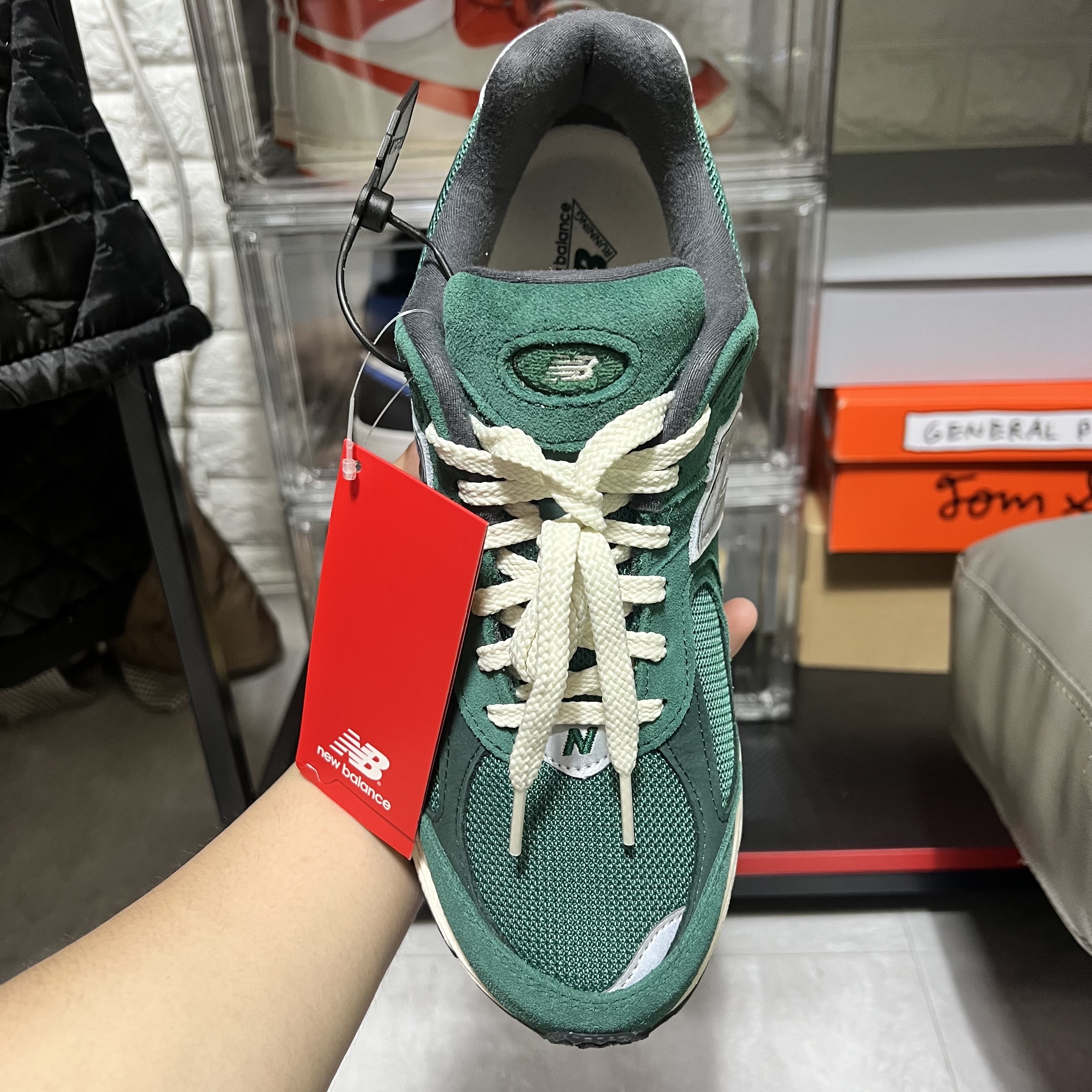 New Balance 2002R Nightwatch Green 착용 스타일 - 4