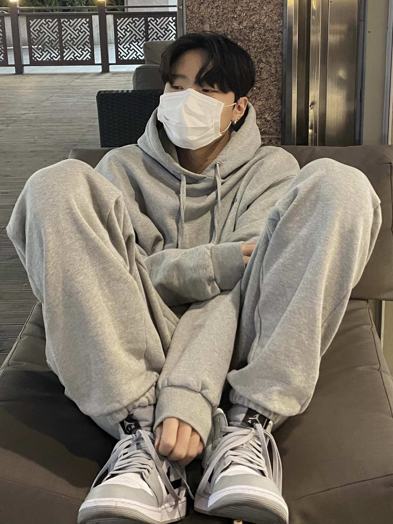 Jordan 1 Mid Light Smoke Grey 착용 스타일