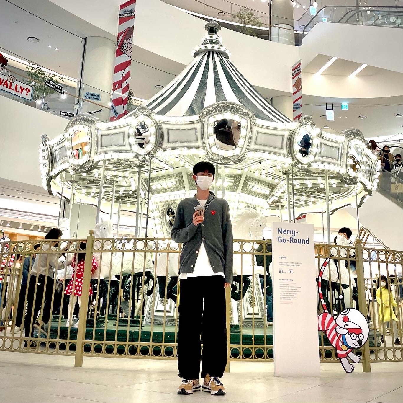 Nike x Sacai VaporWaffle Sesame and Blue Void, Play Comme des Garcons Knit Red Heart Cardigan Grey 착용 스타일