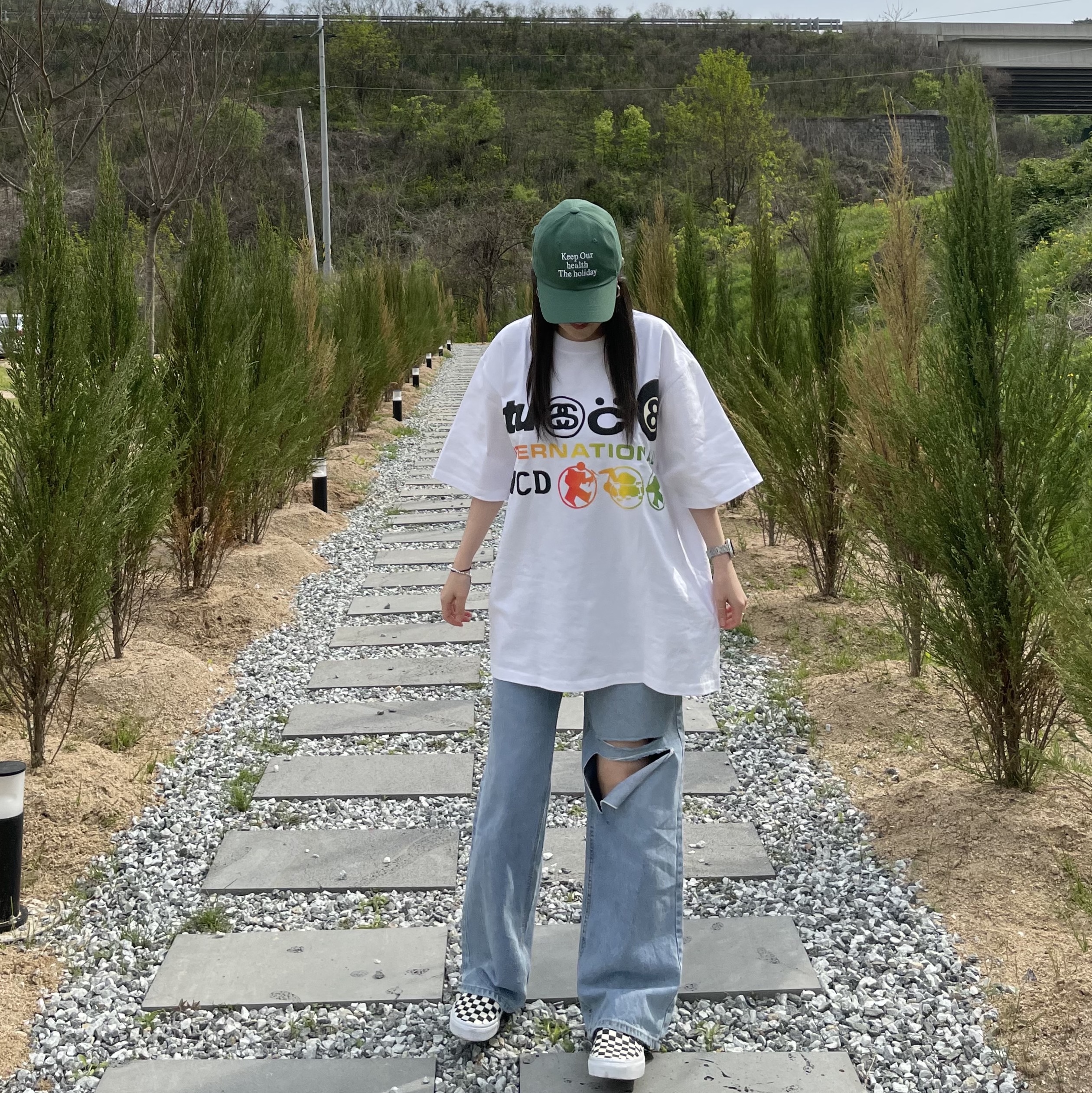 Stussy x Cactus Plant Flea Market International T-Shirt White, Vans Classic Slip-On Mule Checkerboard Black White 착용 스타일