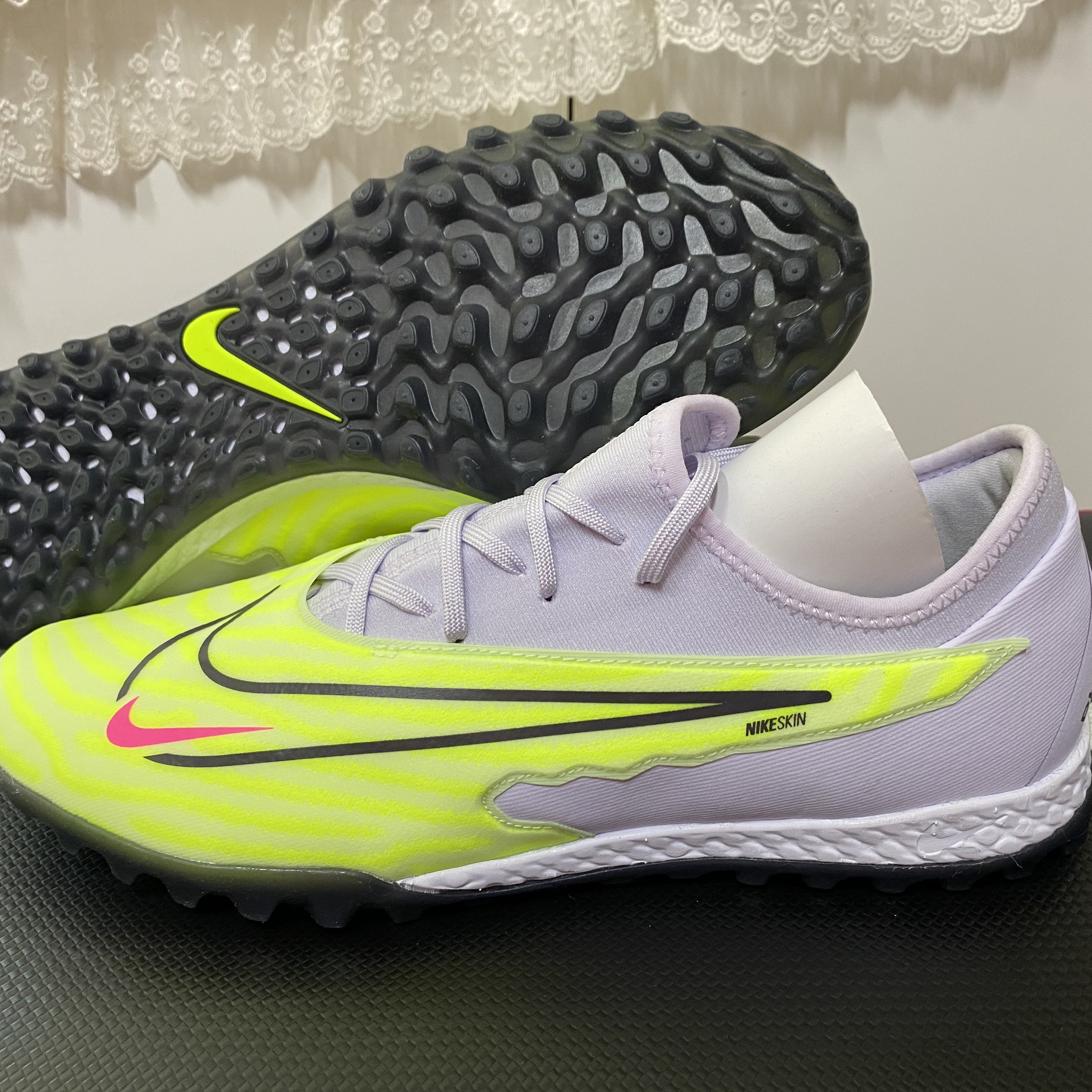 Nike React Phantom GX Pro TF Barely Volt Barely Grape 착용 스타일