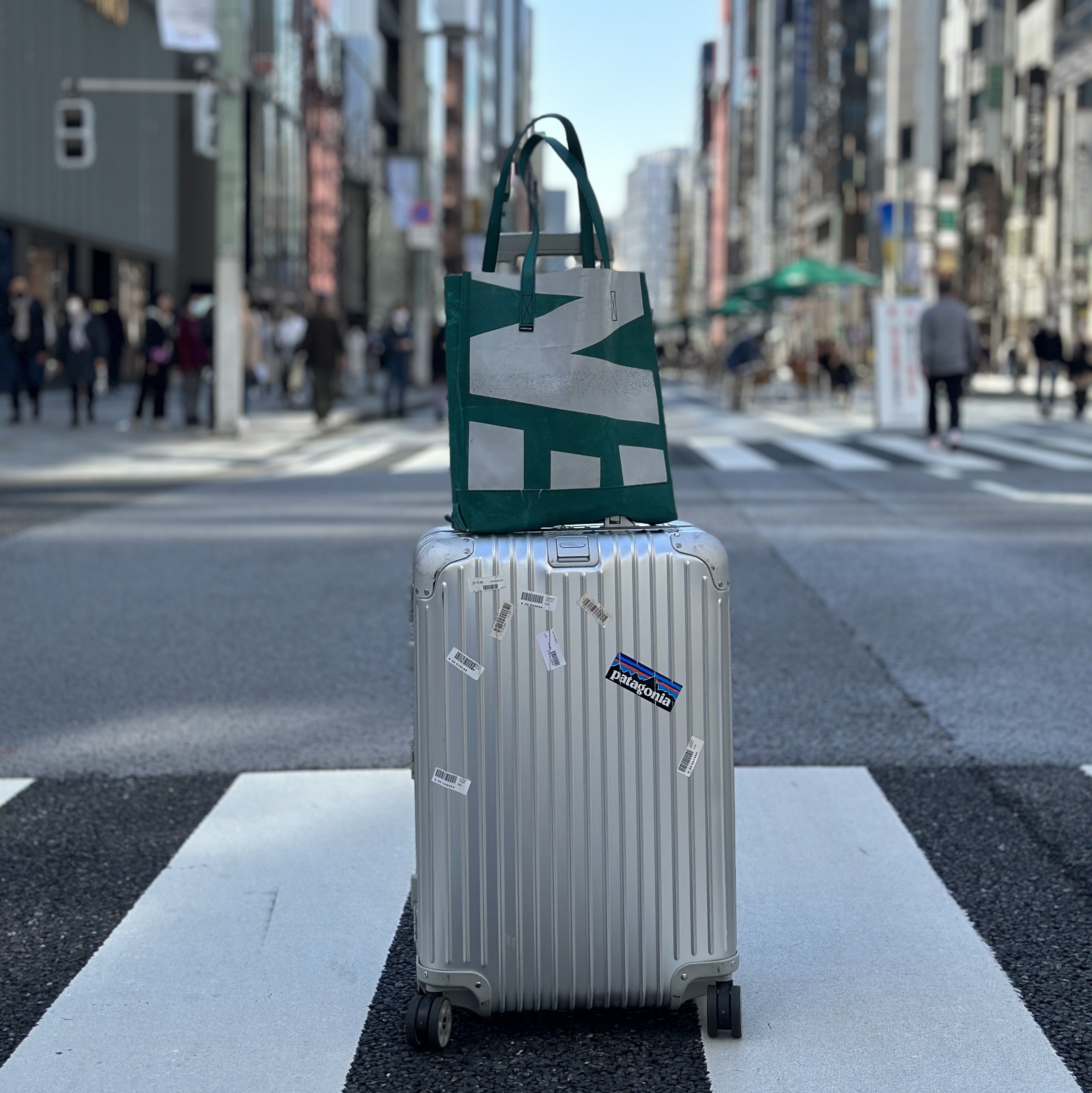 Rimowa Original Cabin Aluminium Suitcase Silver 착용 스타일