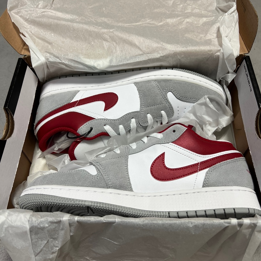 (GS) Jordan 1 Low SE Light Smoke Grey Gym Red 착용 스타일 - 2