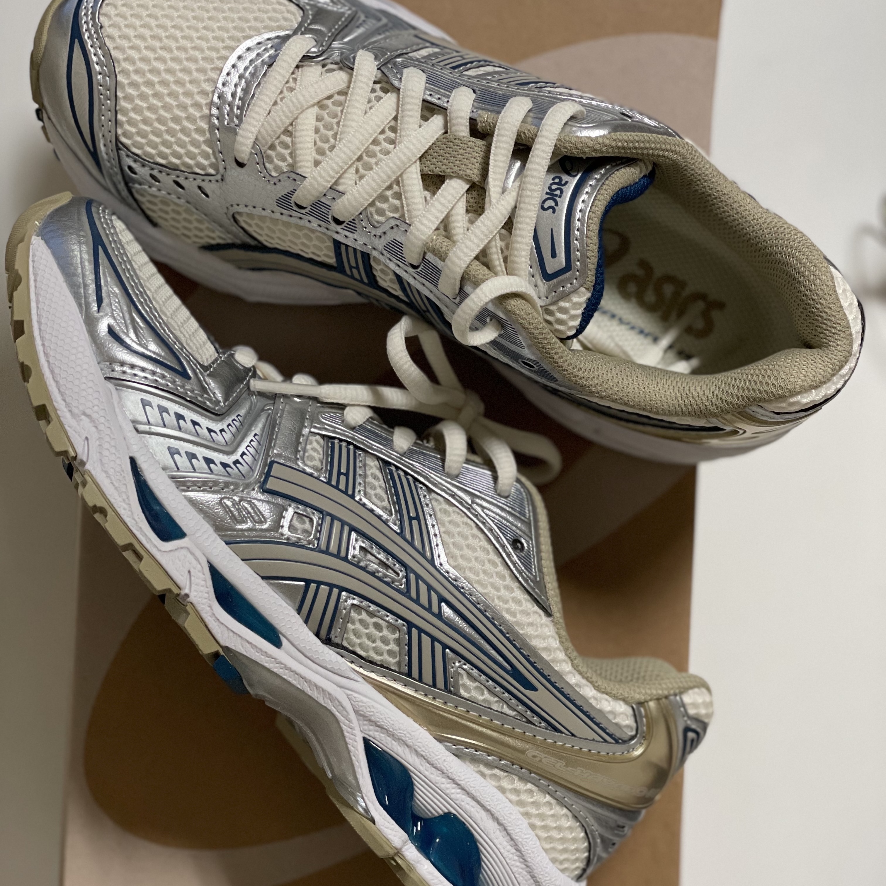 Asics Gel-Kayano 14 Cream Pure Silver 착용 스타일 - 1