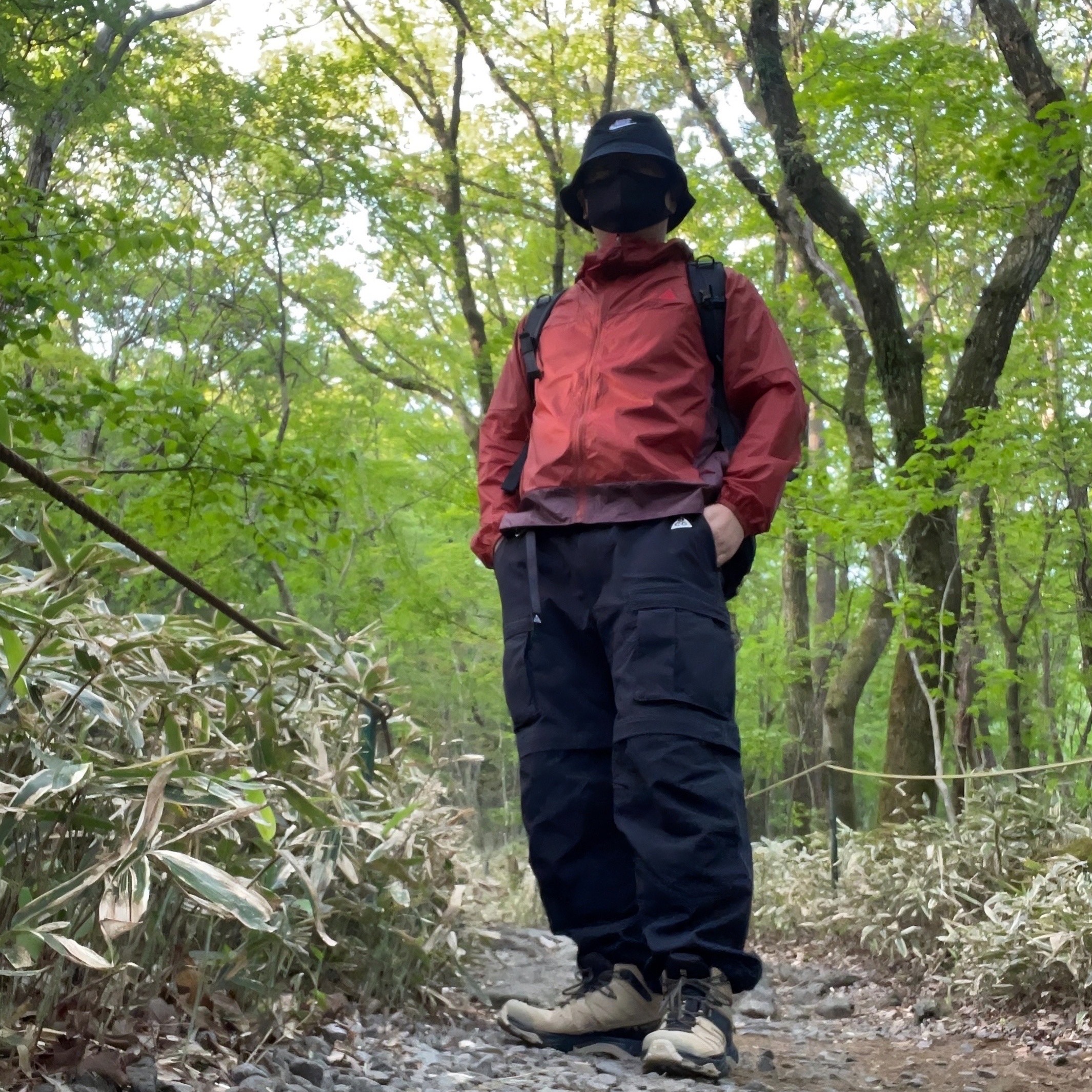 Nike Futura Washed Bucket Hat Black, Nike ACG Cinder Cone Windproof Jacket Red Stone - Asia 착용 스타일 - 2