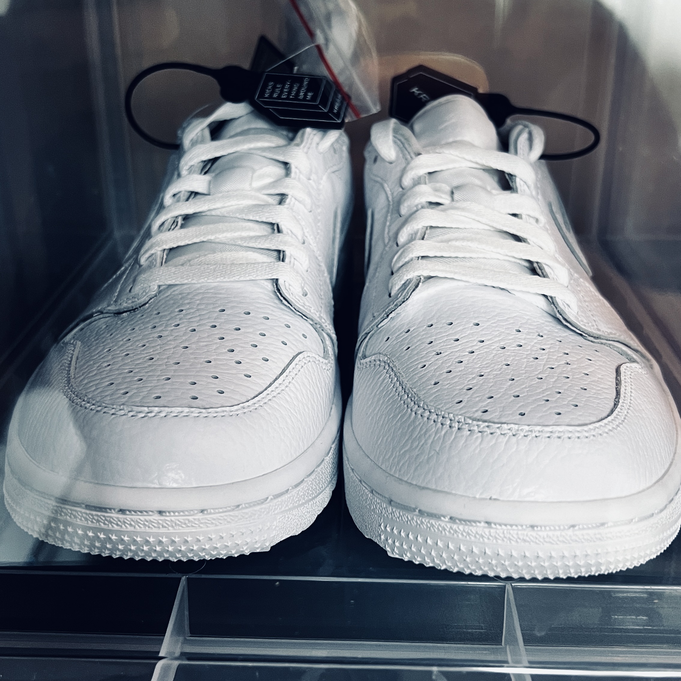 Jordan 1 Low Golf Triple White 착용 스타일 - 5