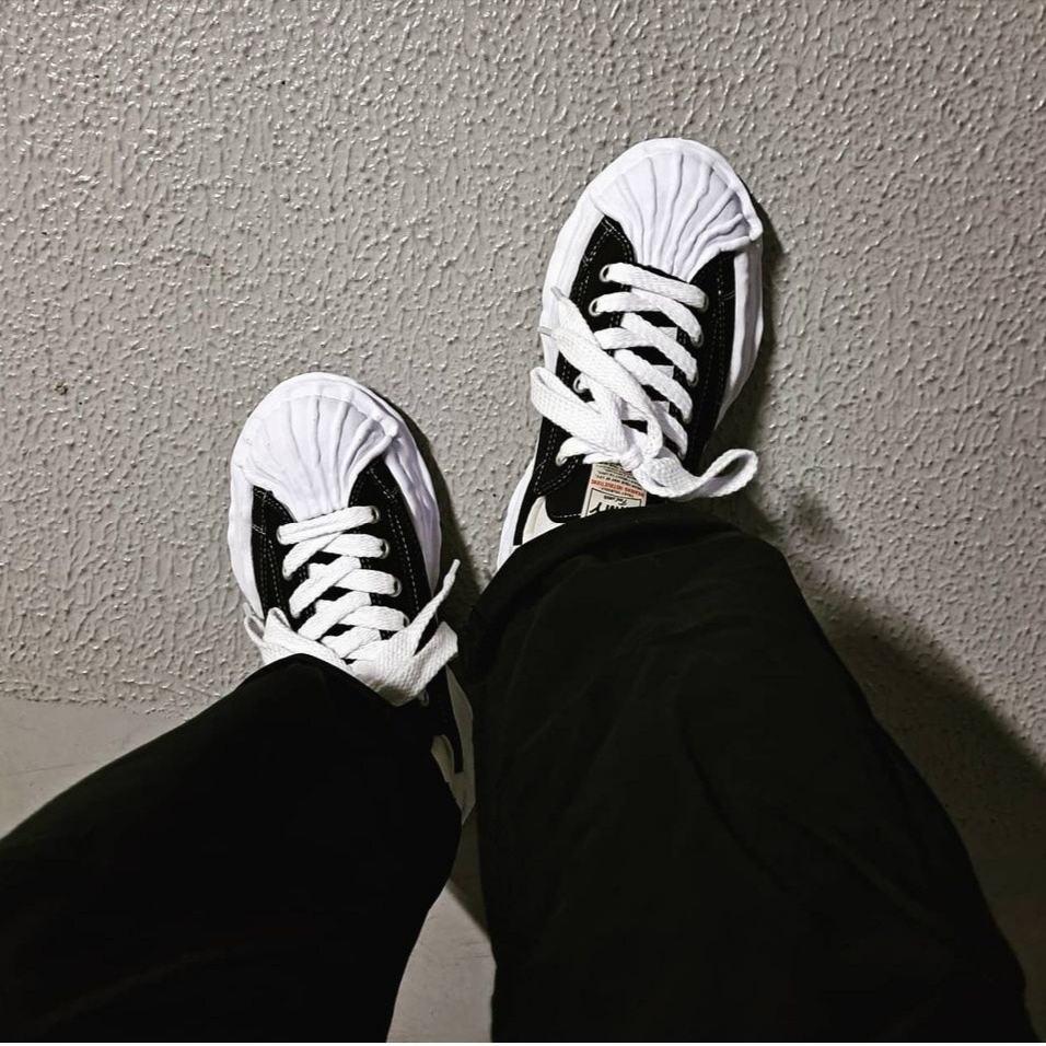 Maison Mihara Yasuhiro Blakey OG Sole Canvas Low-top Sneakers Black 착용 스타일 - 3