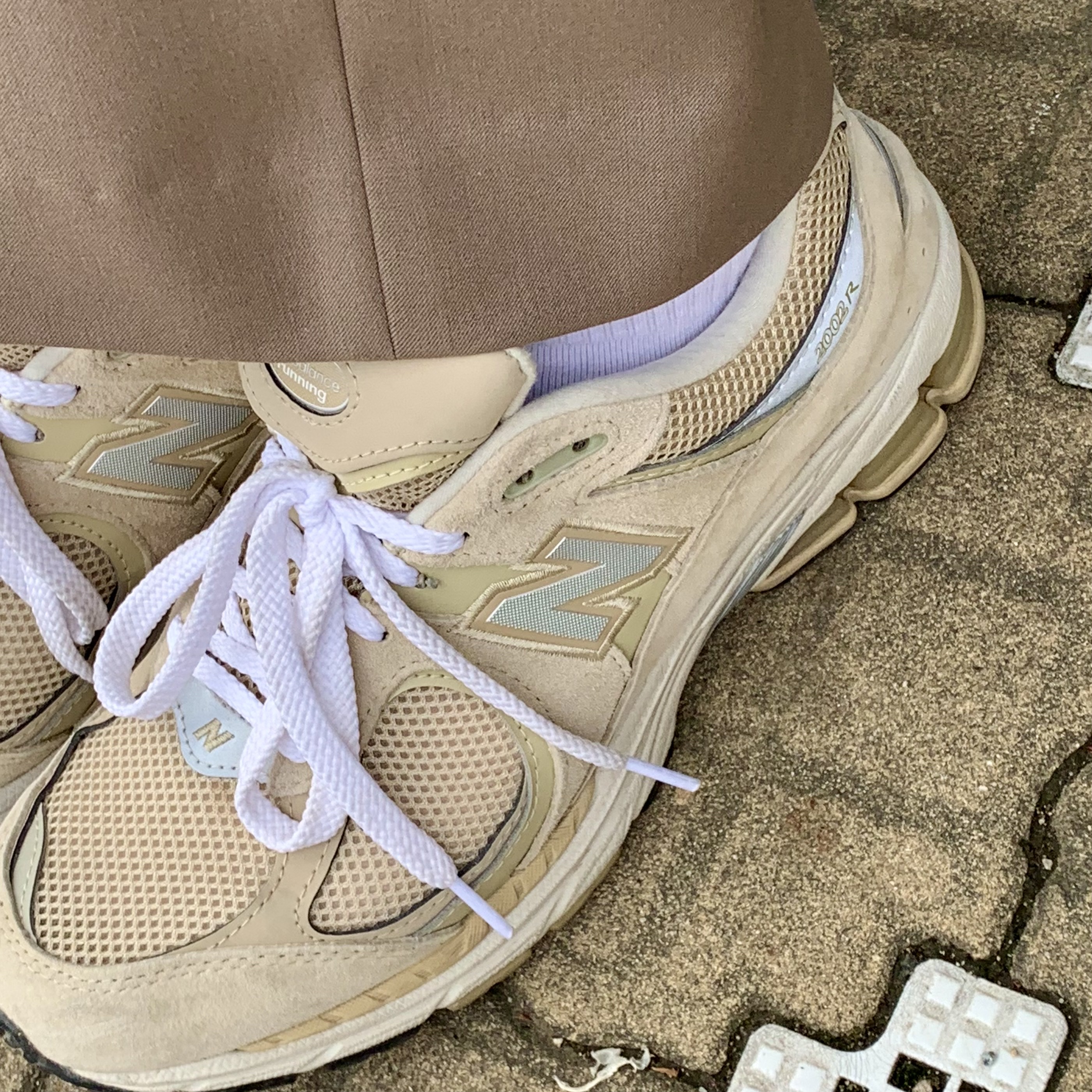 New Balance 2002R T2 Beige 착용 스타일 - 3