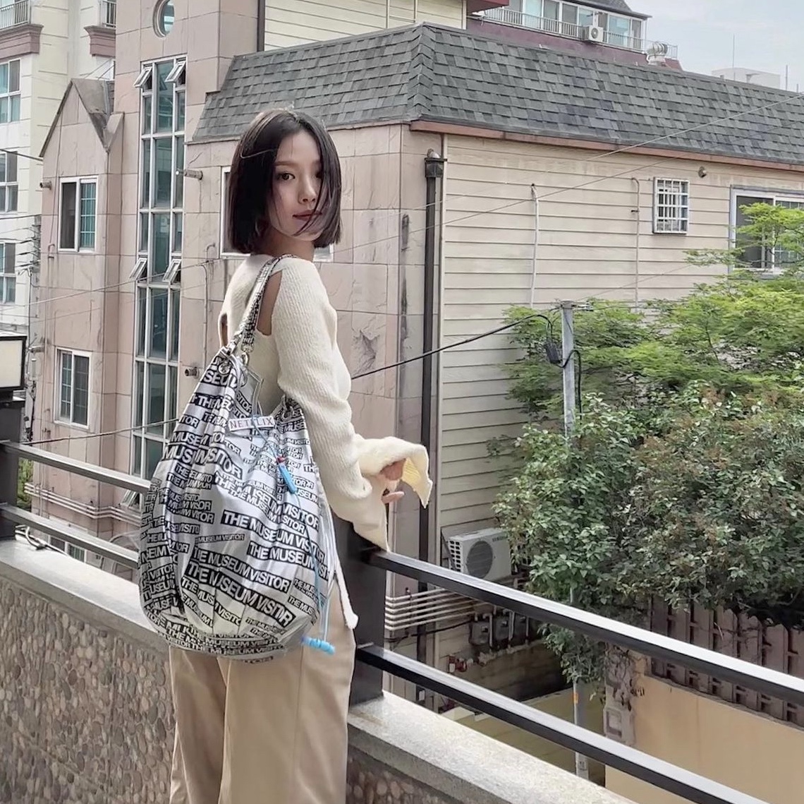 The Museum Visitor Logo Printed Totebag Silver - 23PS 착용 스타일 - 2