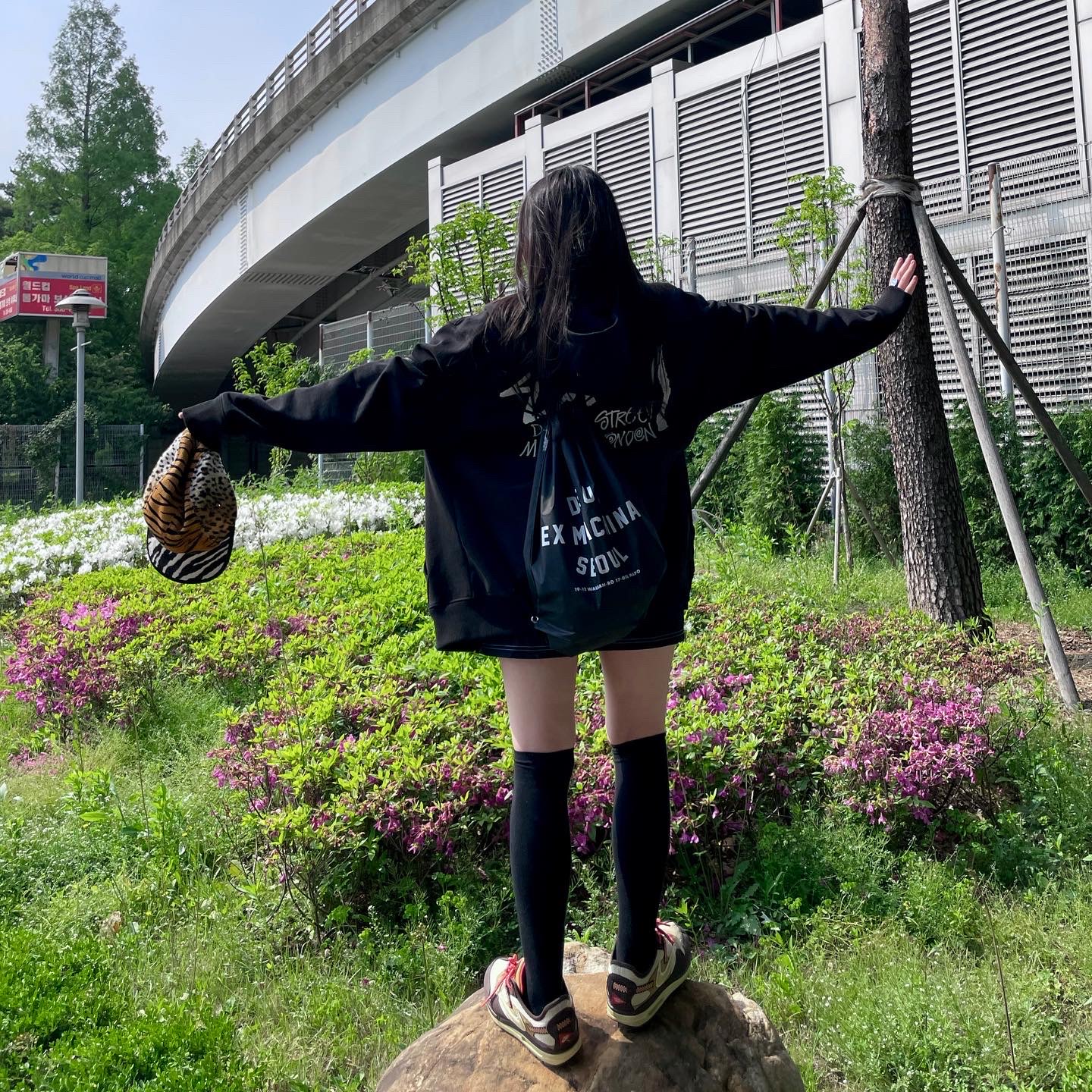 Nike x Travis Scott Air Max 1 Cact.us Brown, Stussy Stock DSM London Zip Hoodie Black 2021 착용 스타일