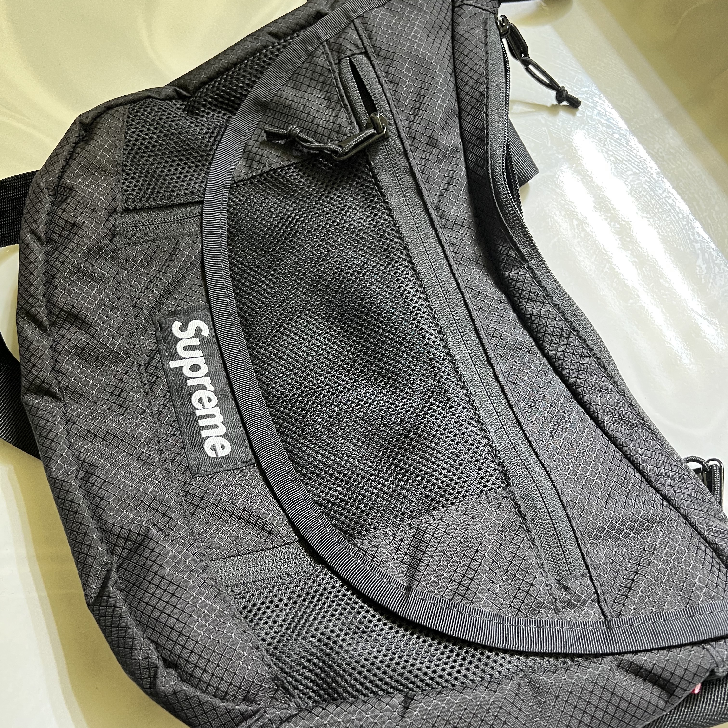 Supreme Small Messenger Bag Black - 22SS 착용 스타일