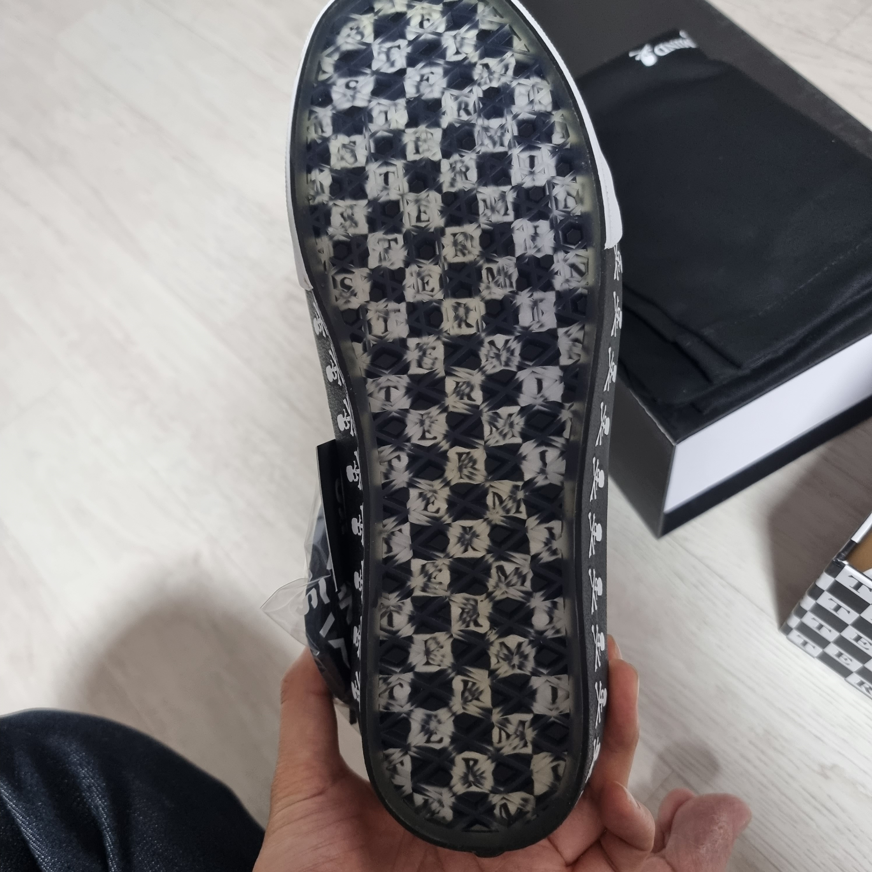 Vans Vault x Mastermind OG Old Skool LX Black 착용 스타일 - 2