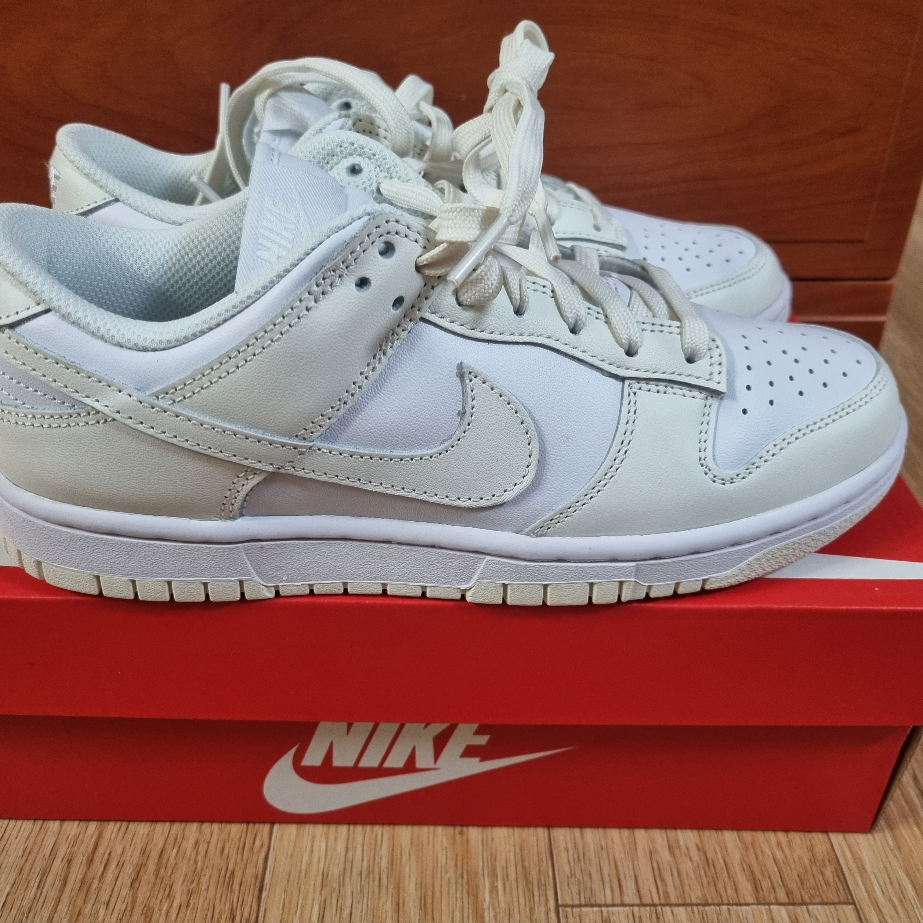 (W) Nike Dunk Low White and Sail 착용 스타일 - 1