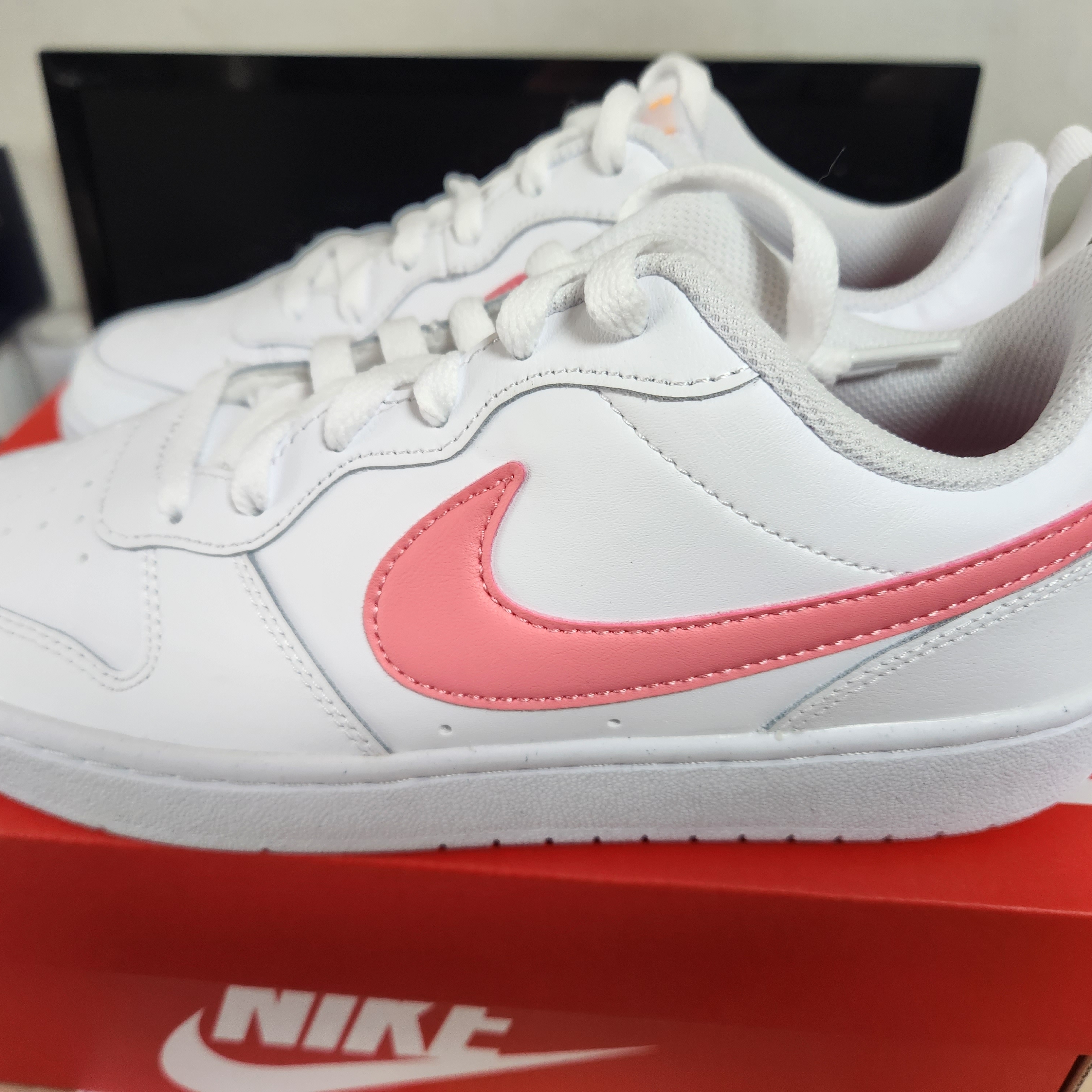 (GS) Nike Court Borough Low 2 SE White Coral Chalk 착용 스타일 - 2
