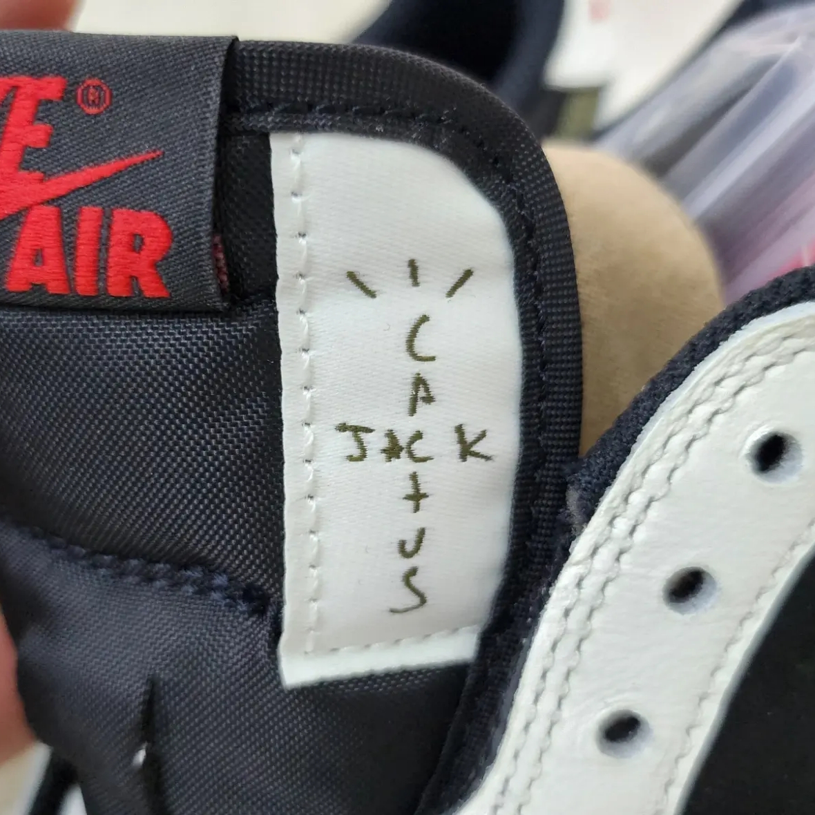 (W) Jordan 1 x Travis Scott Retro Low OG SP Medium Olive 착용 스타일 - 4
