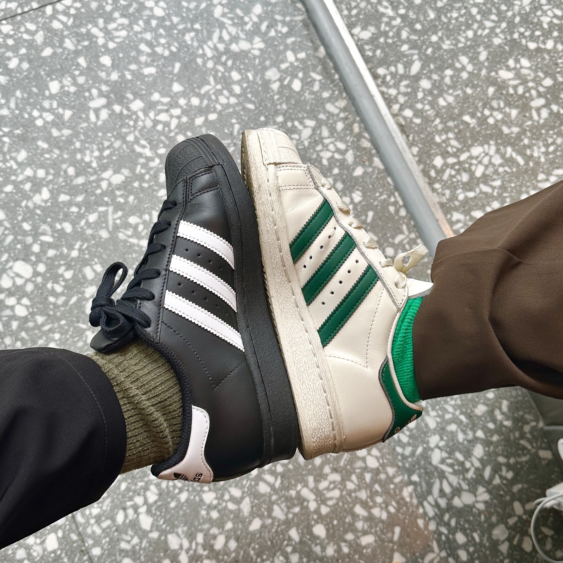 Adidas Superstar 82 Off White Dark Green, Adidas Superstar Core Black White 착용 스타일