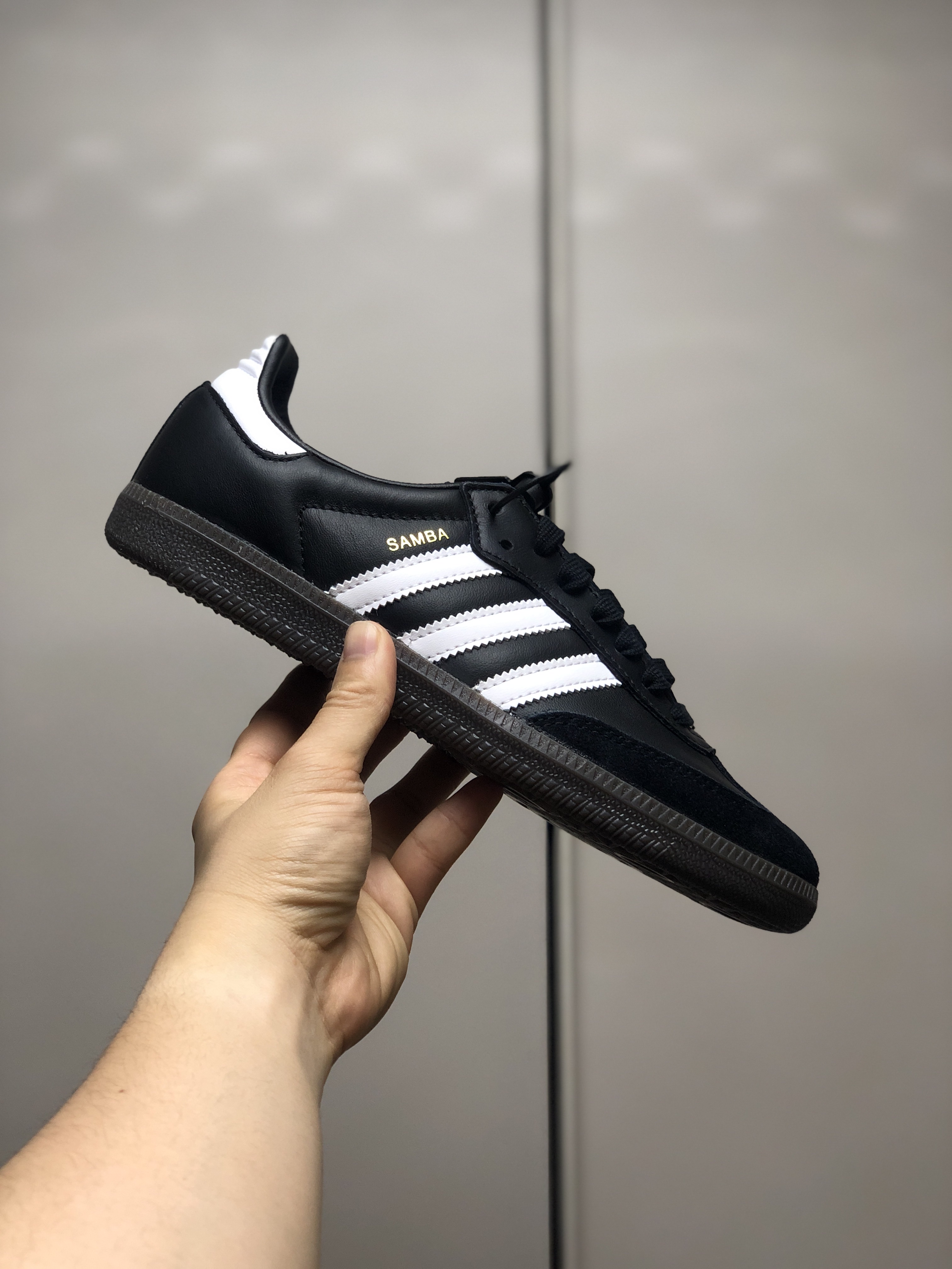 Adidas Samba OG Black White Gum 착용 스타일