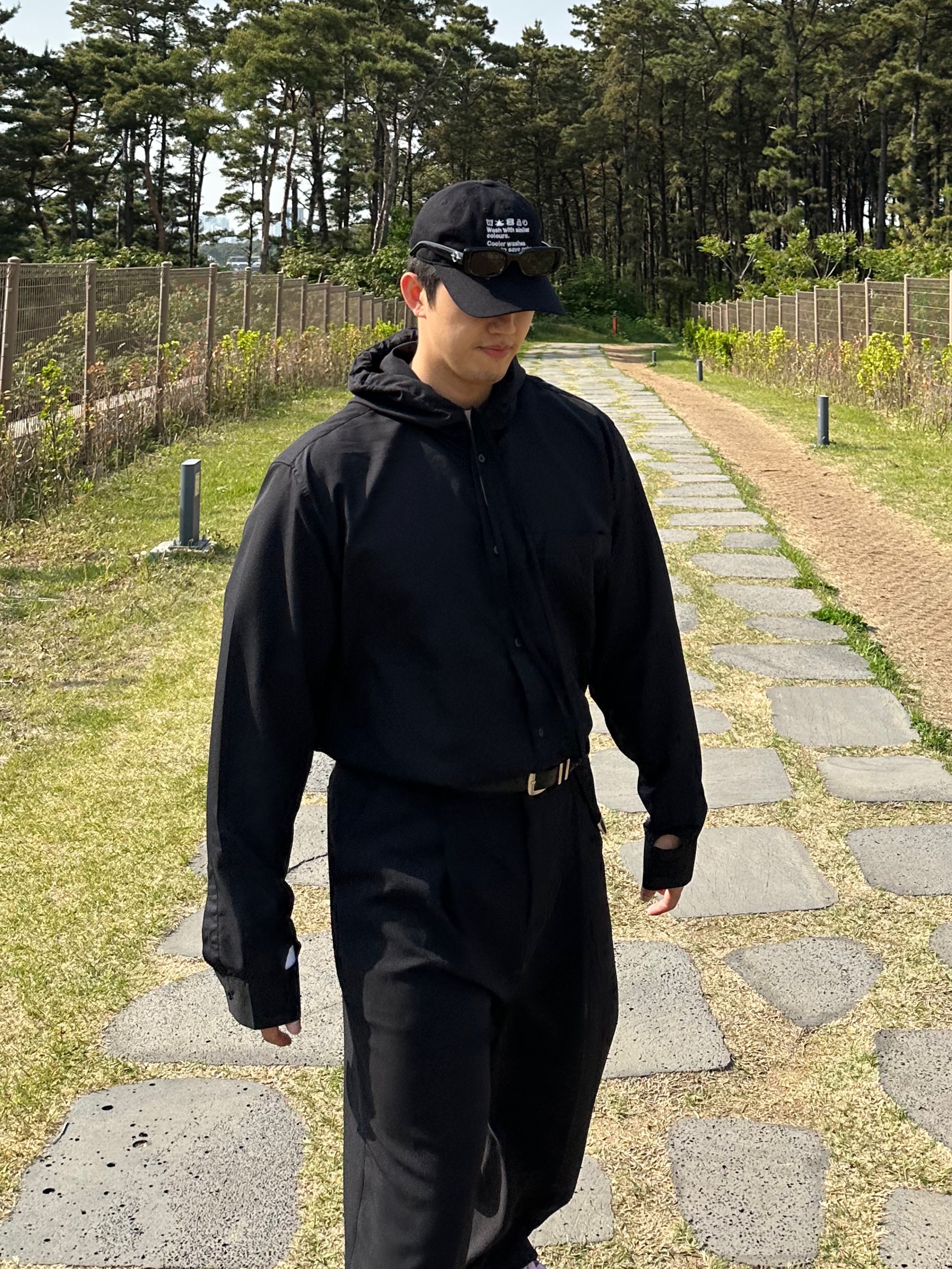 아디다스 x 마크 곤잘레스 알로하 슈퍼 라이트 오키드 코어 블랙 착용 스타일 - 3