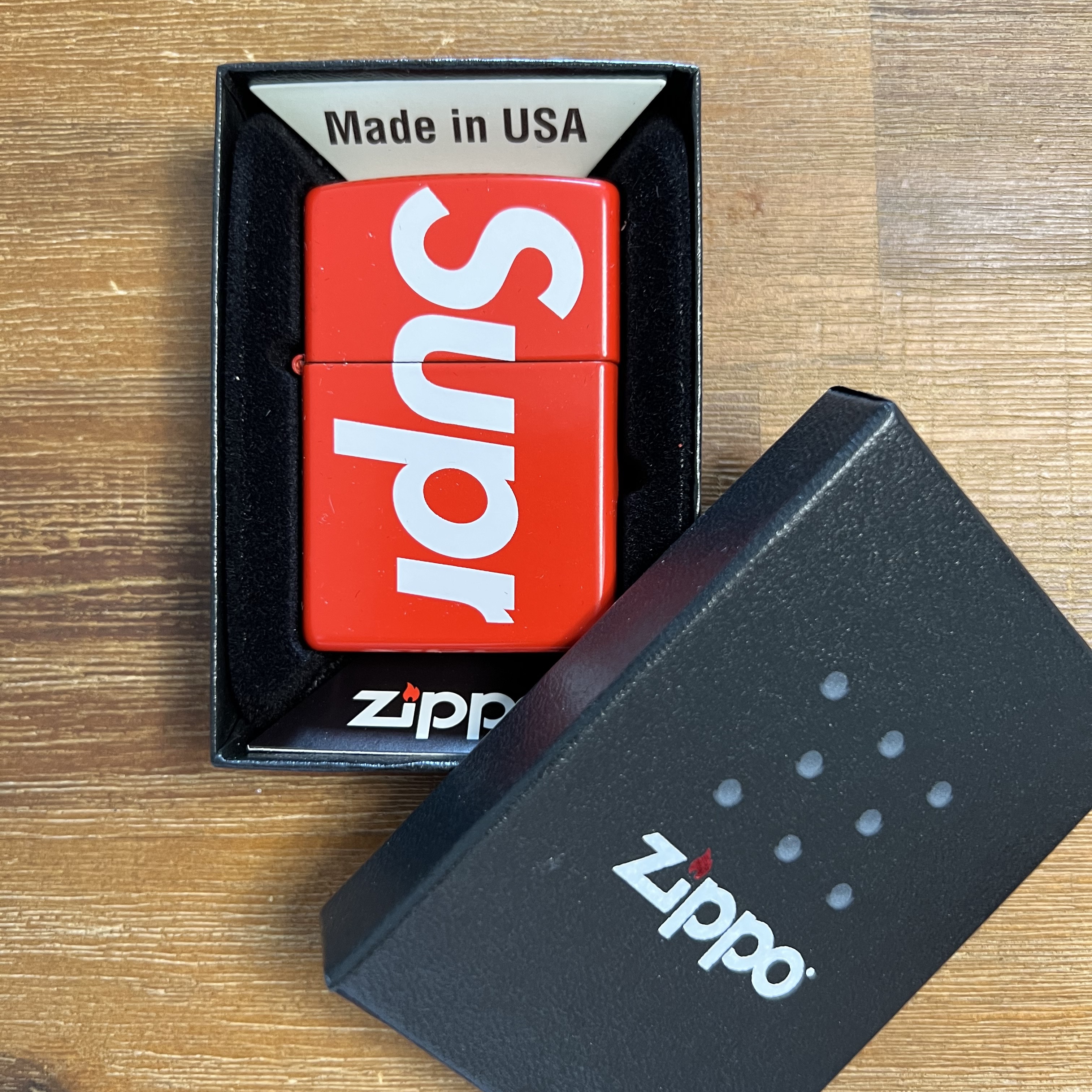 Supreme Logo Zippo Red 착용 스타일 - 1
