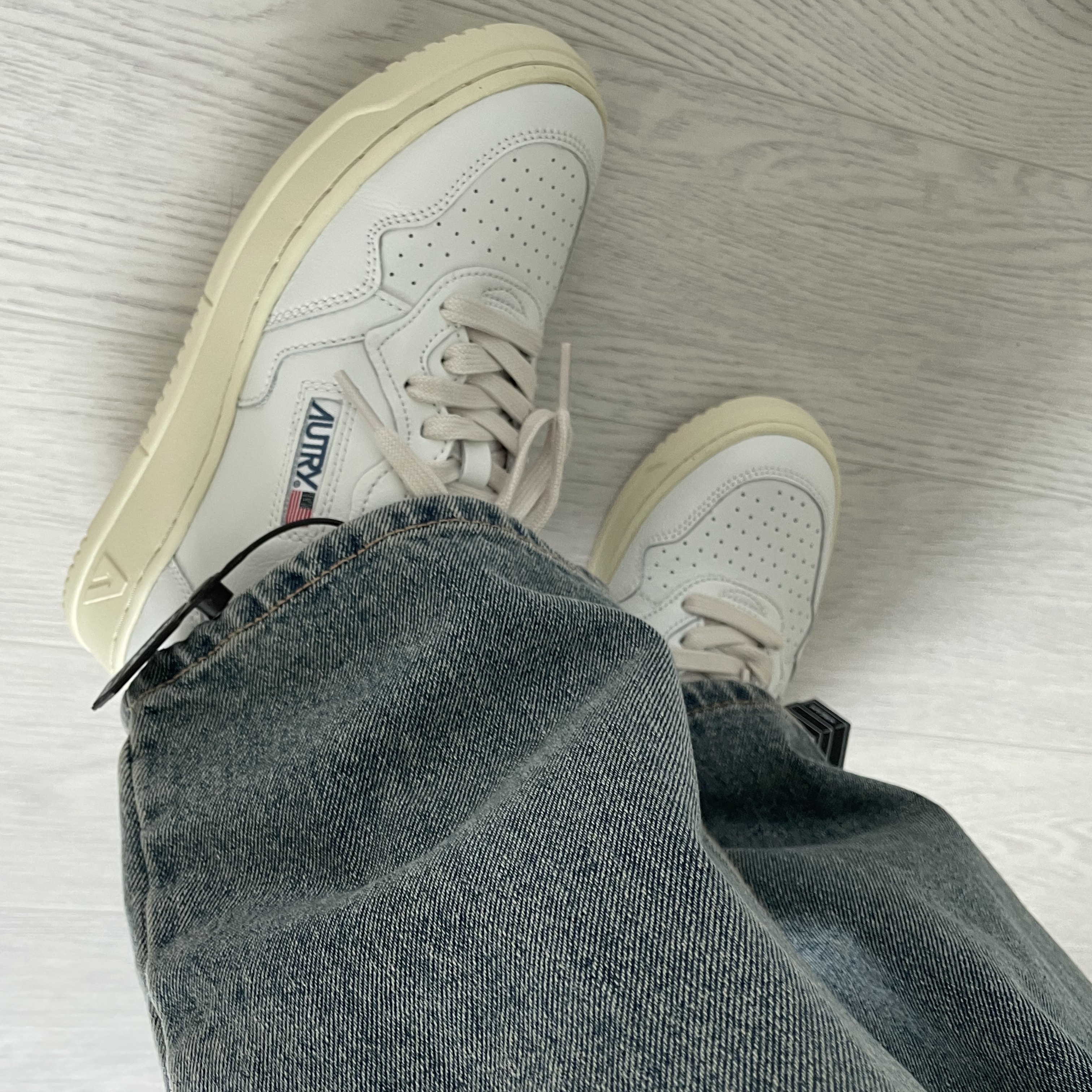 (W) Autry Medalist Low Leather Sneakers White 착용 스타일 - 1