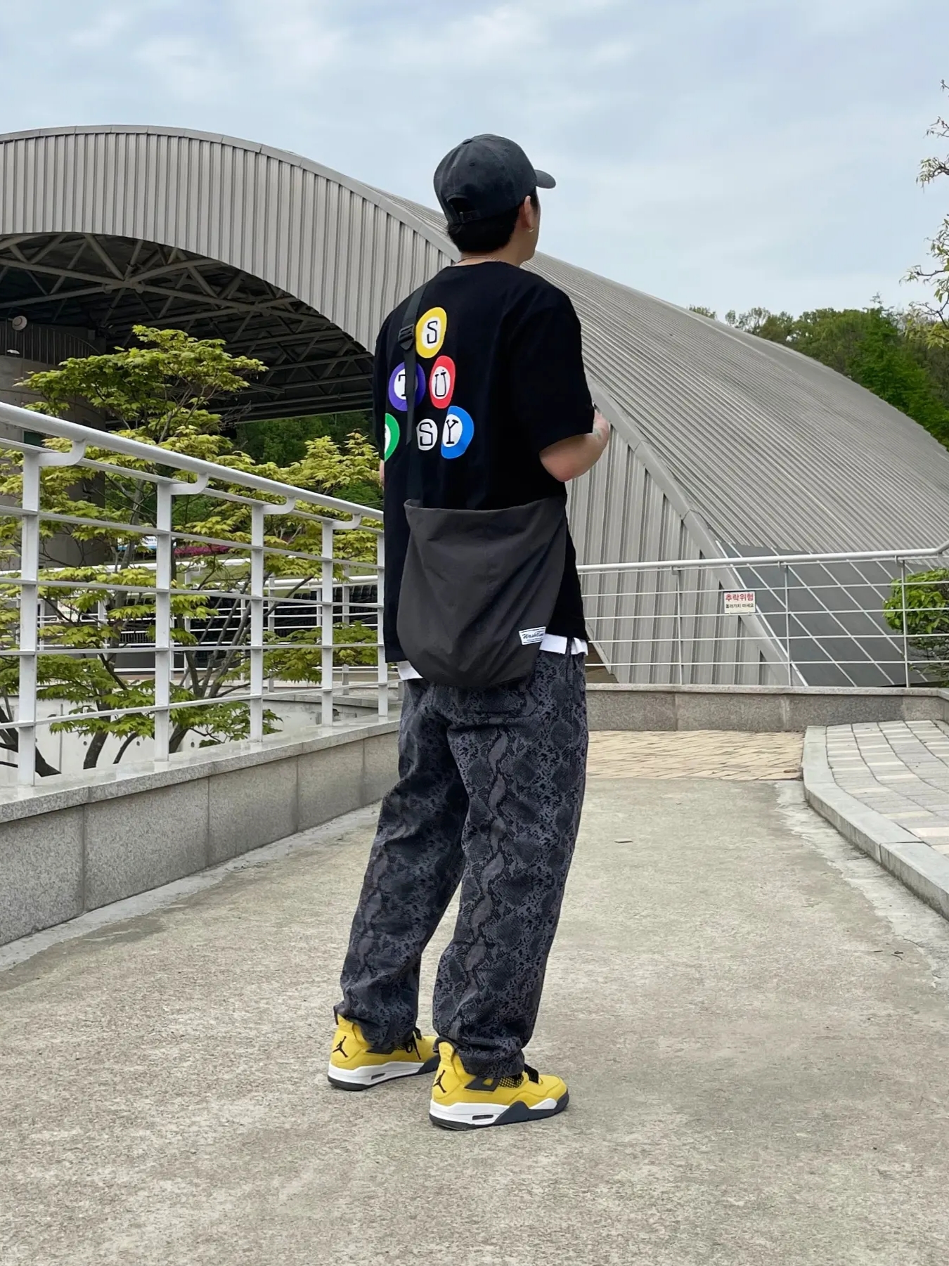 Stussy Billiards T-Shirt Black, Jordan 4 Retro Tour Yellow 착용 스타일