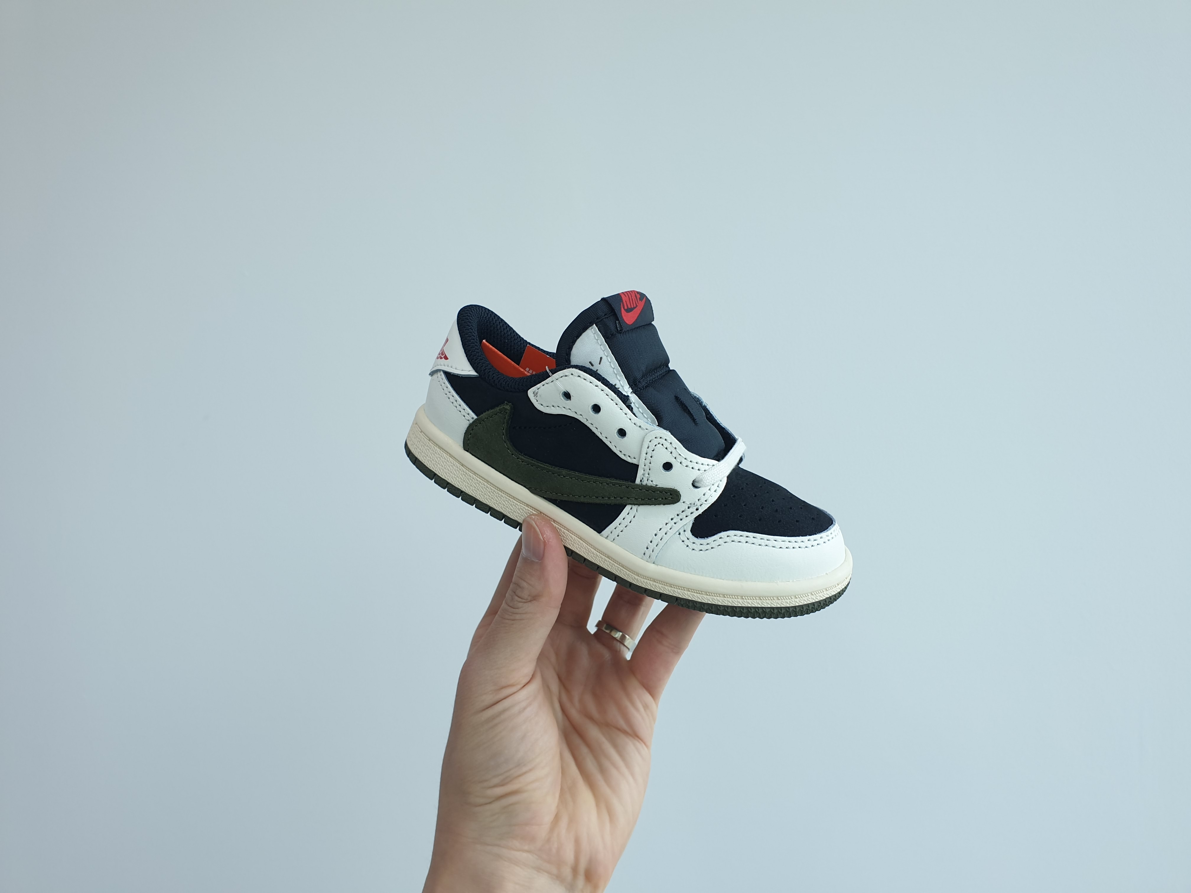(TD) Jordan 1 x Travis Scott Retro Low OG SP Medium Olive 착용 스타일 - 1