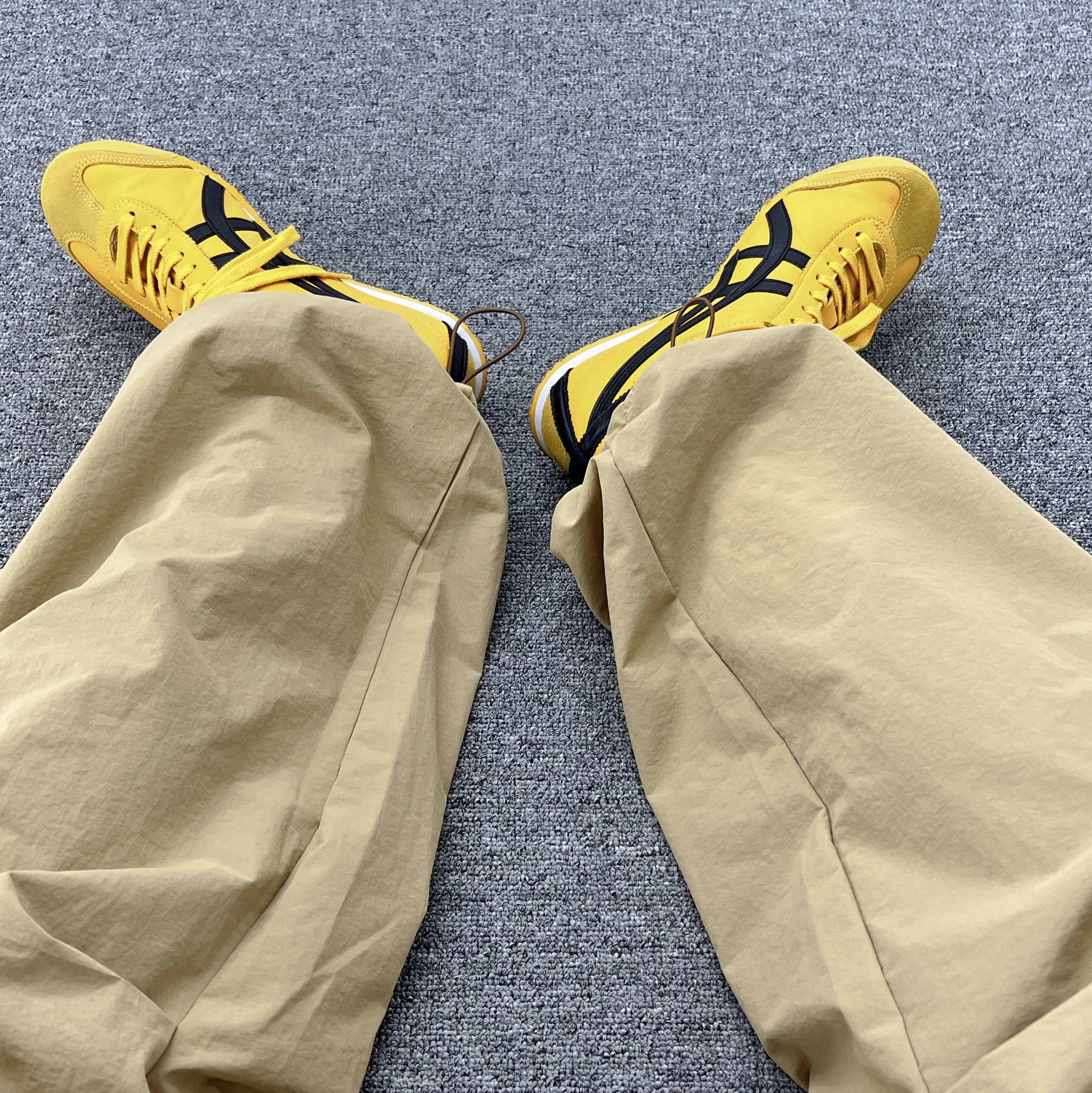 Onitsuka Tiger Mexico 66 Yellow Black 착용 스타일 - 2
