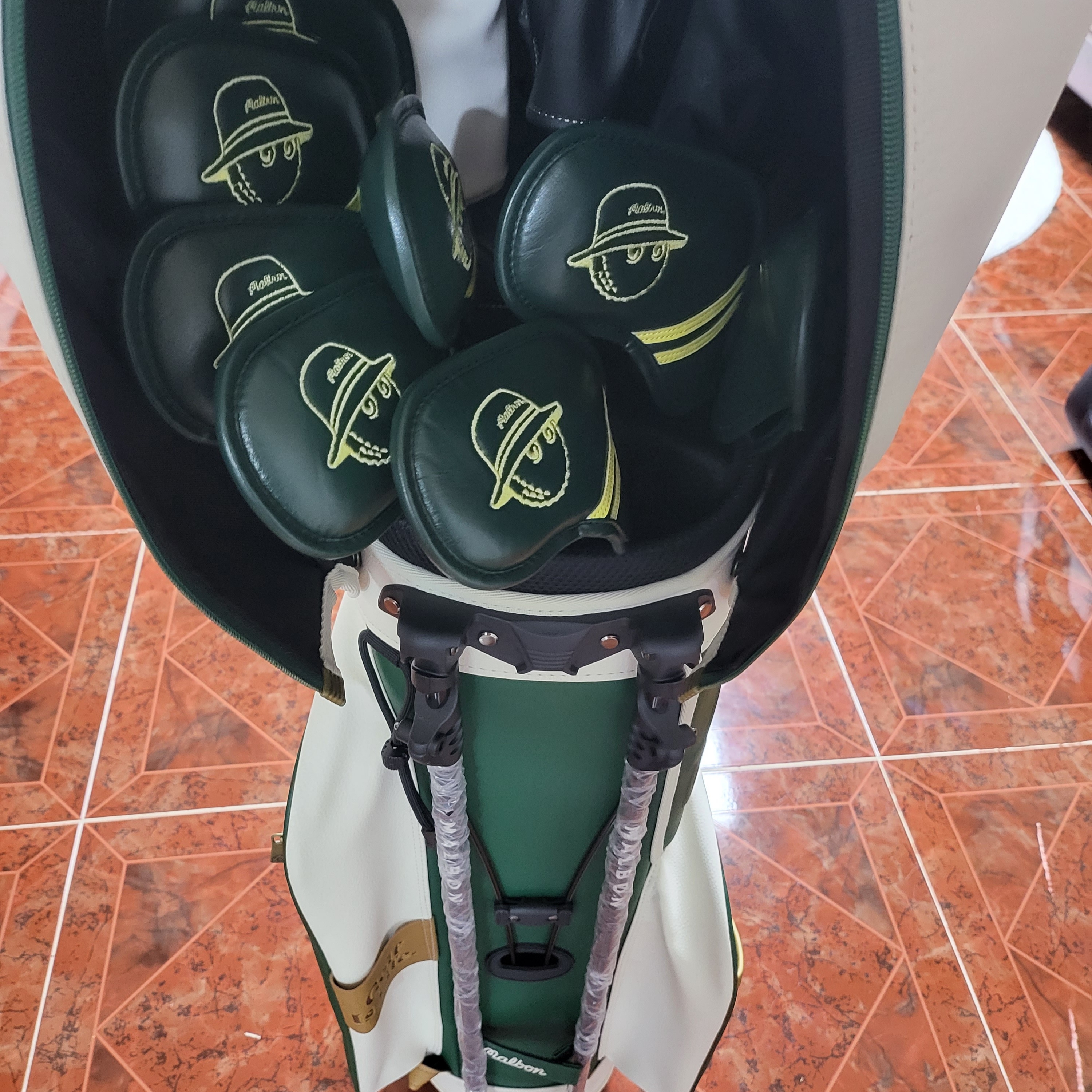 Malbon Golf M Bucket Classic Stand Bag Green 착용 스타일 - 1