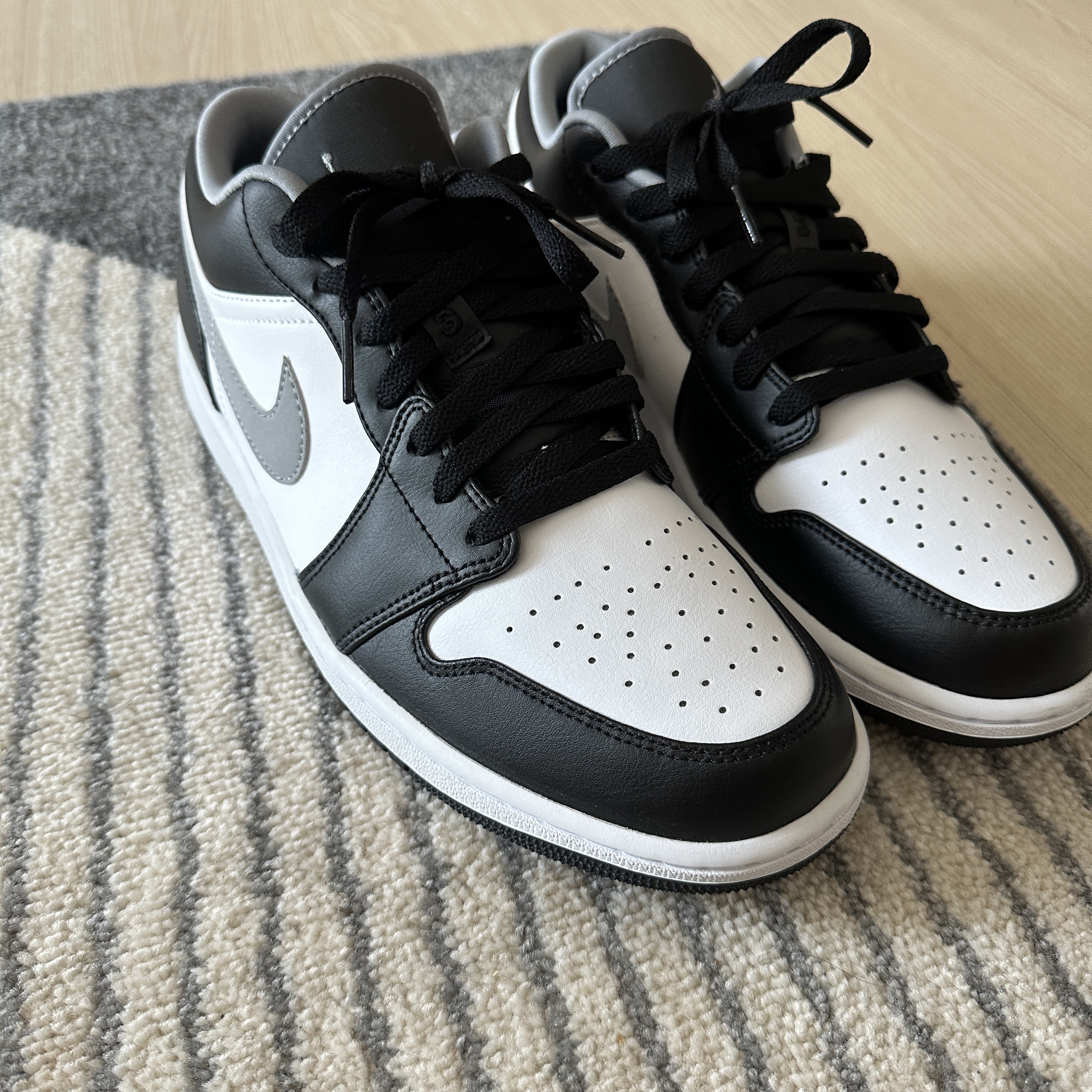 Jordan 1 Low Black Particle Grey 착용 스타일 - 1