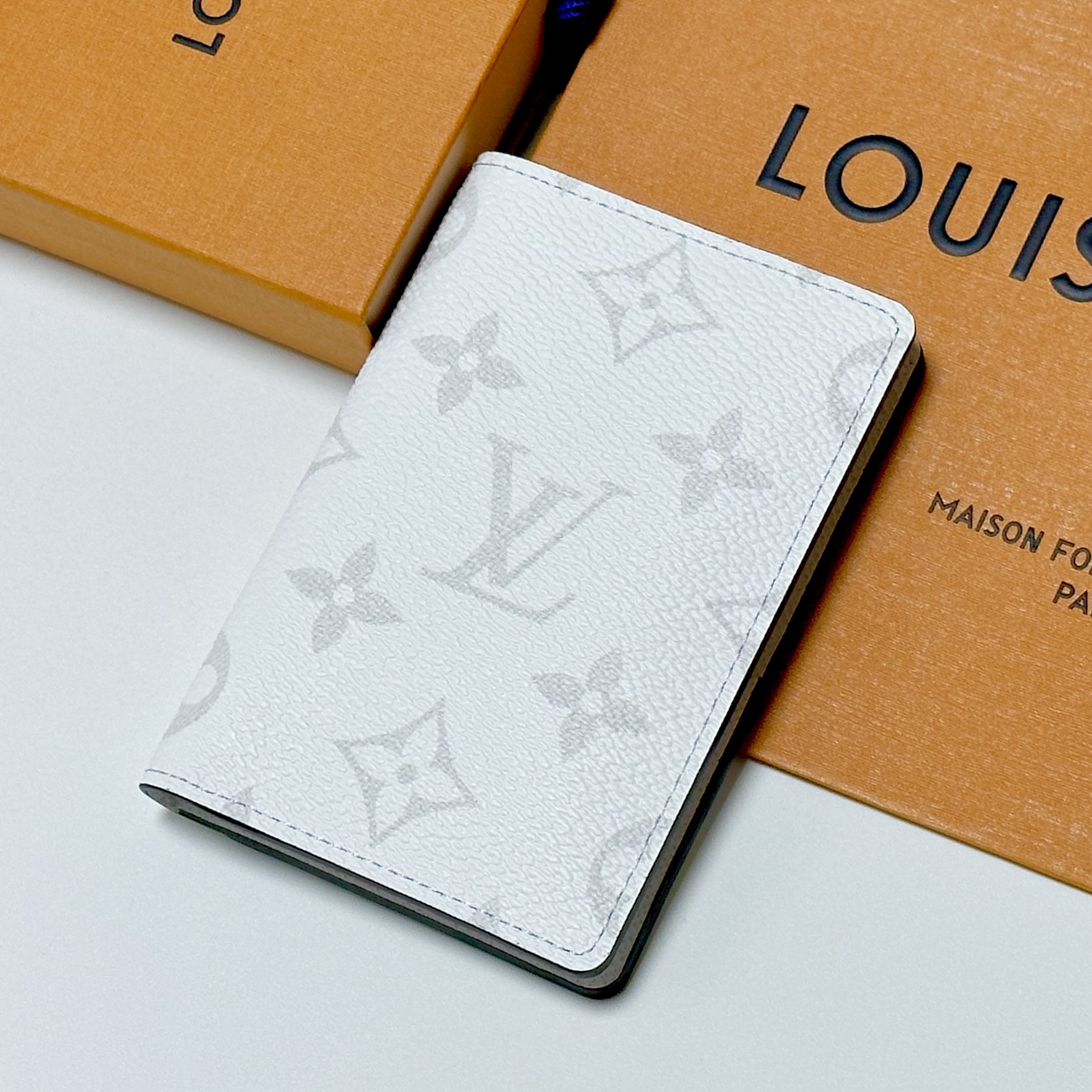 Louis Vuitton Pocket Organizer Taigarama Optic White 착용 스타일
