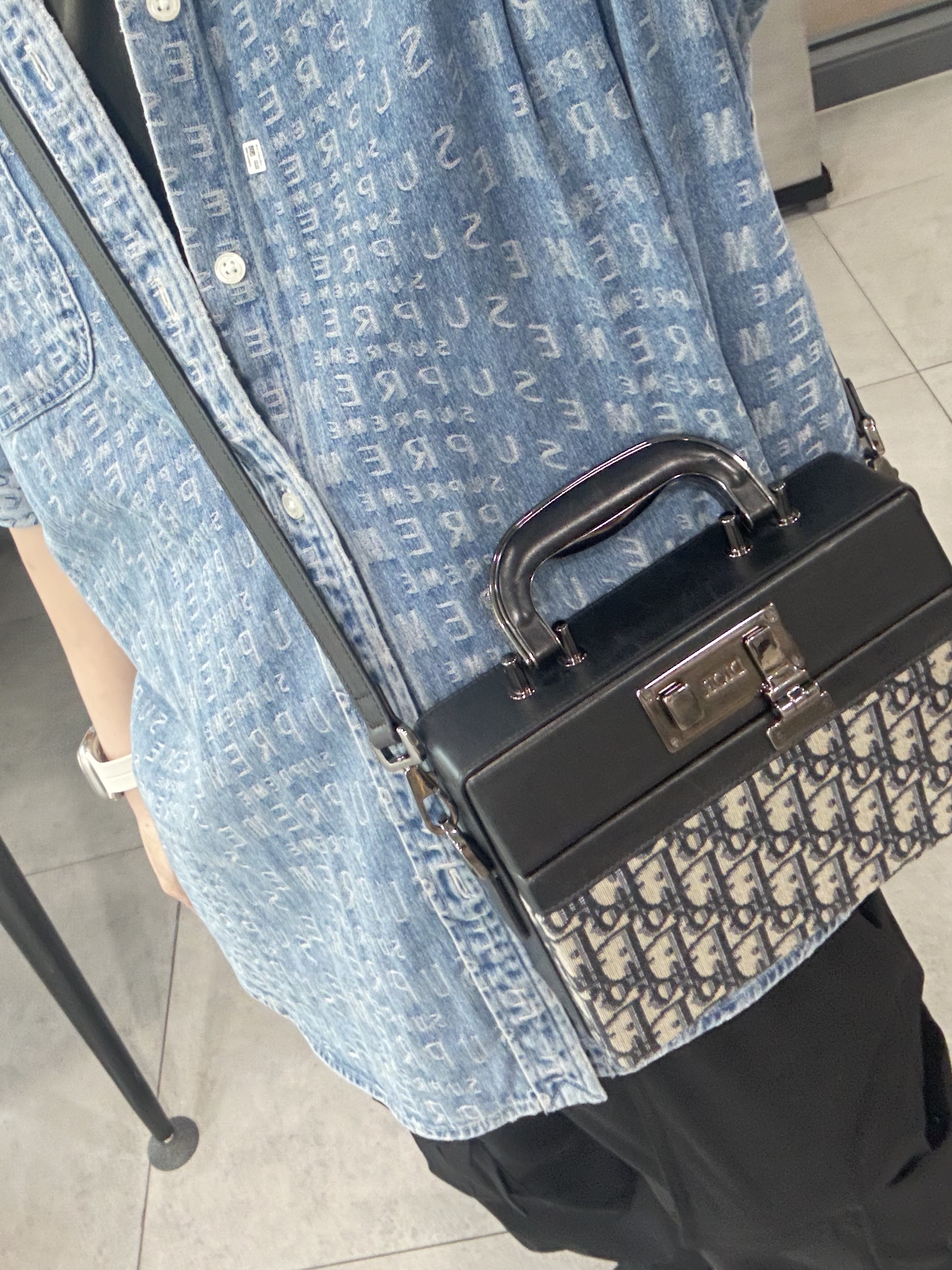 Supreme Arc Jacquard Denim Shirt Blue - 22SS, Jordan 1 Low Light Smoke Grey 착용 스타일 - 1