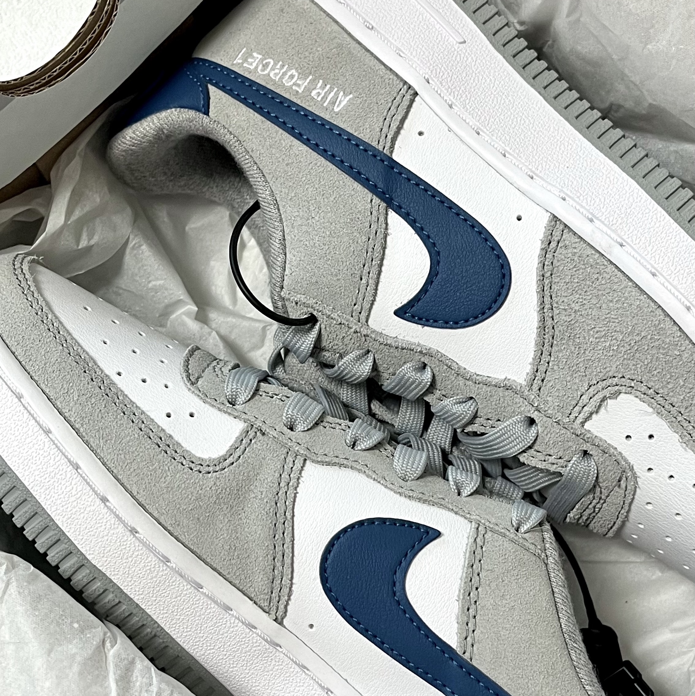 (GS) Nike Air Force 1 LV8 Athletic Club Light Smoke Grey Marina 착용 스타일