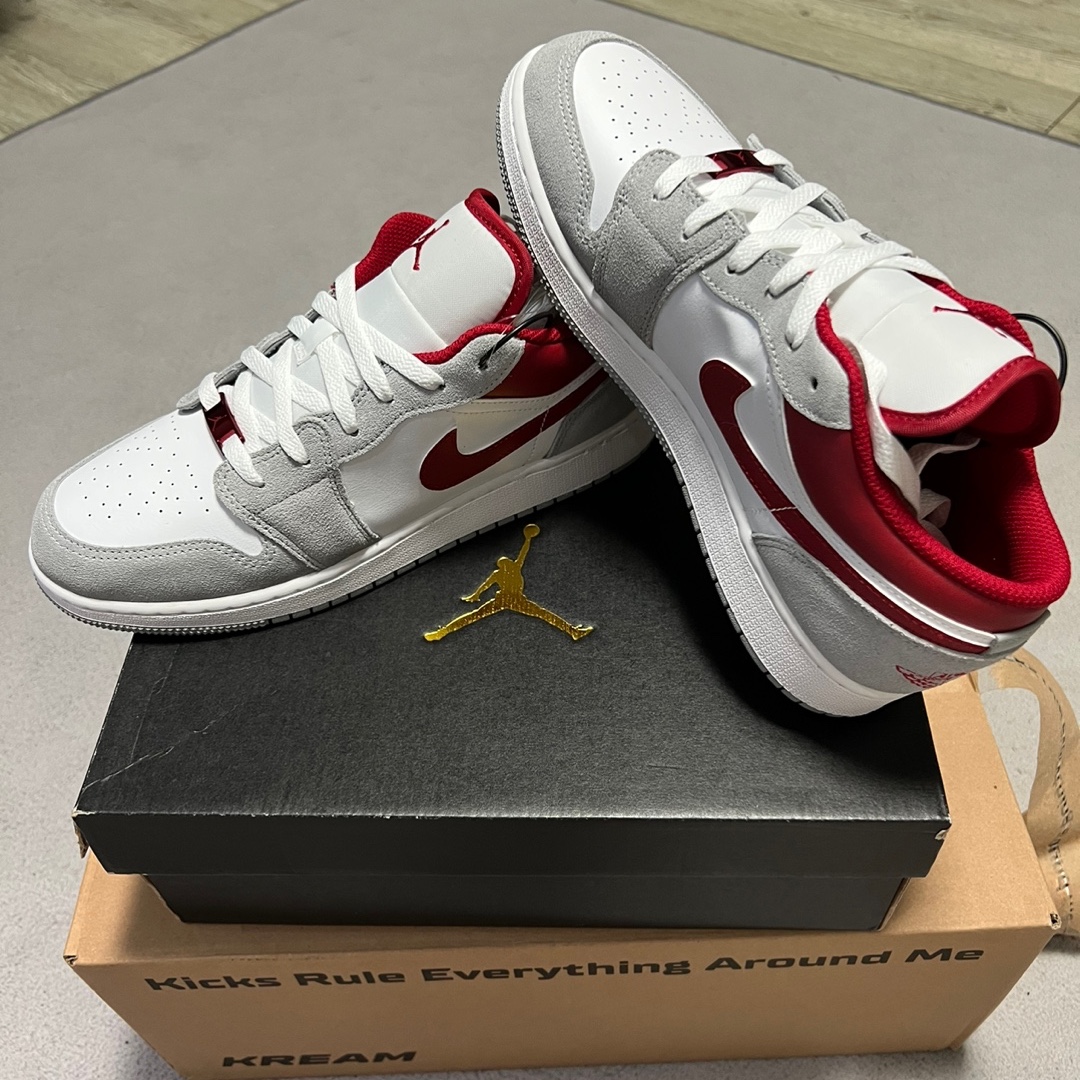 (GS) Jordan 1 Low SE Light Smoke Grey Gym Red 착용 스타일 - 1