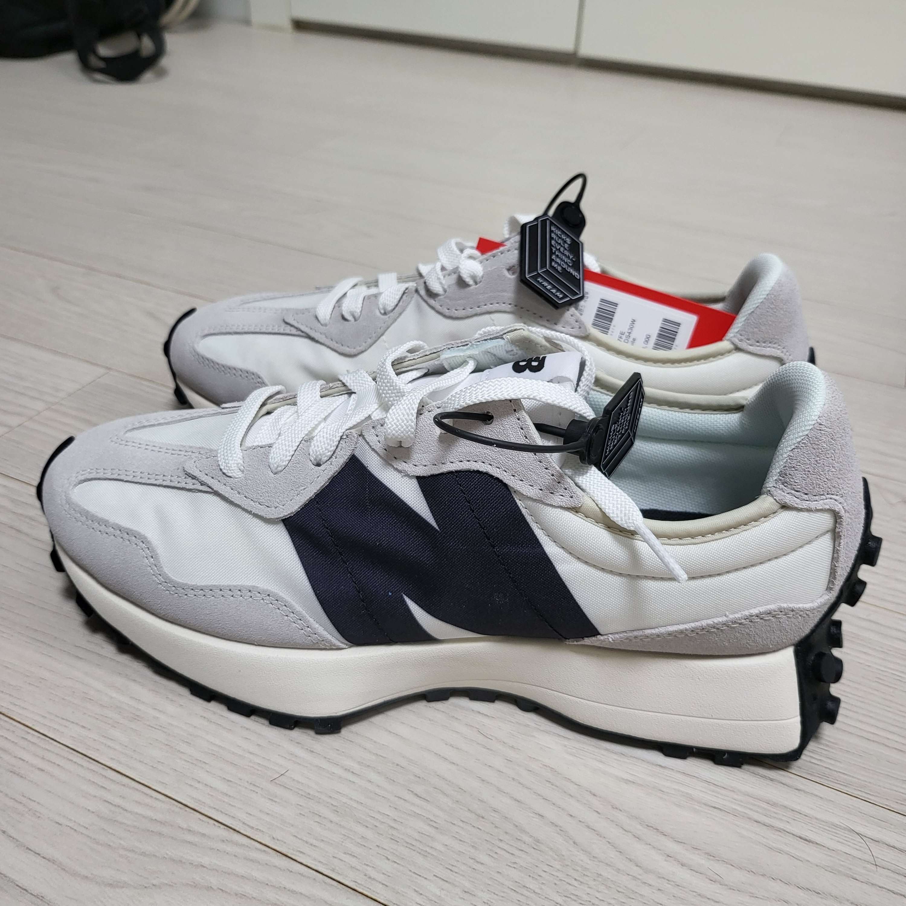 뉴발란스 327 화이트 블랙 착용 스타일 - 5
