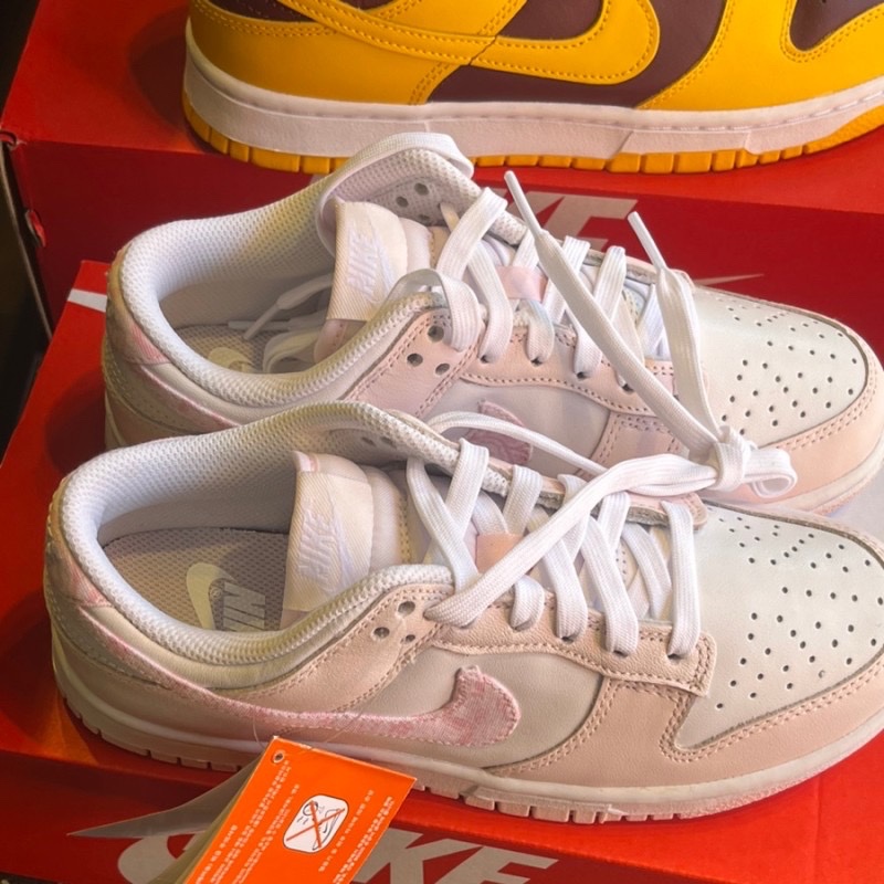 (W) Nike Dunk Low Pearl Pink, Nike Dunk Low Retro University Gold and Deep Maroon 착용 스타일