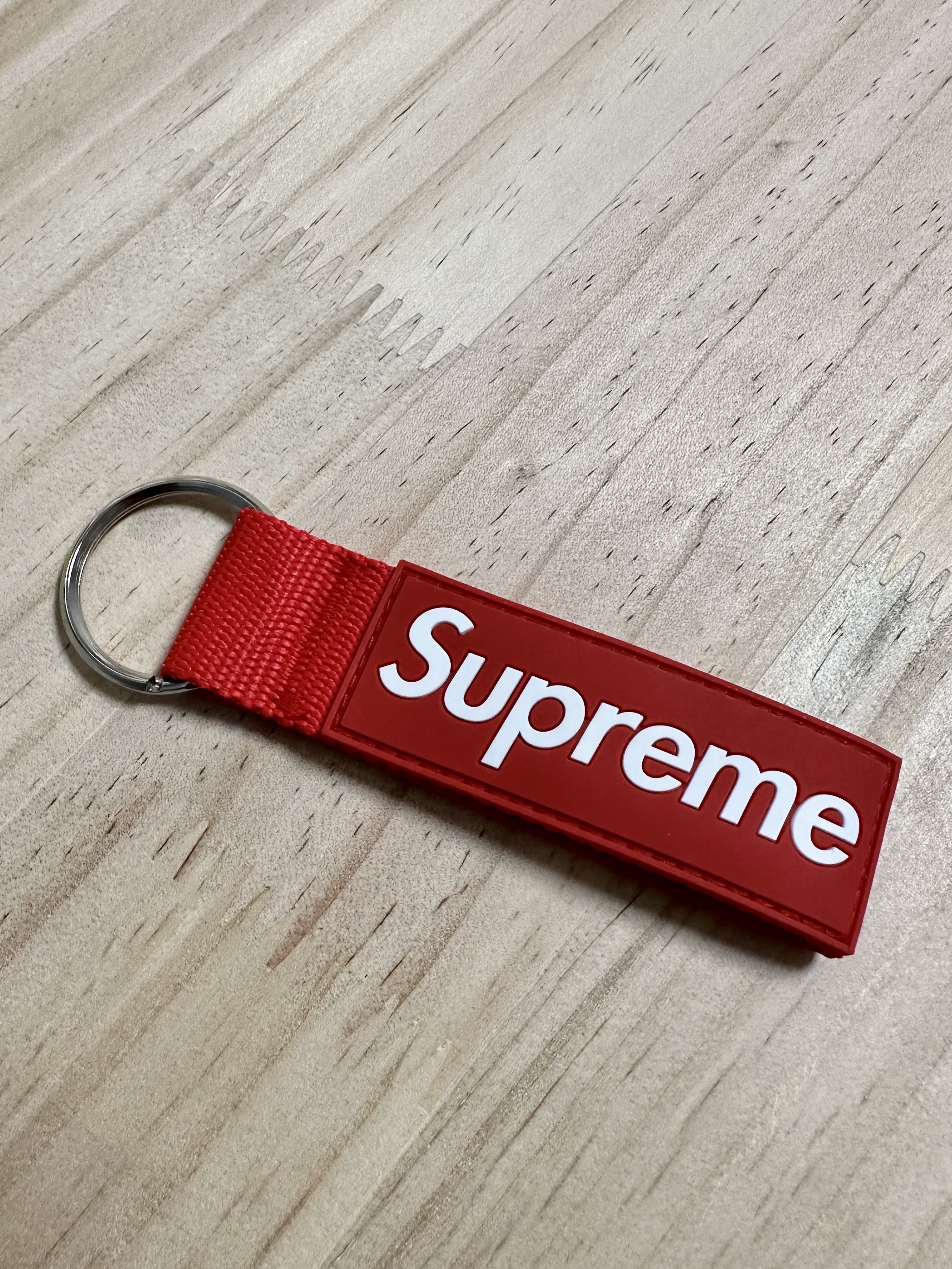 Supreme Webbing Keychain Red - 23SS 착용 스타일