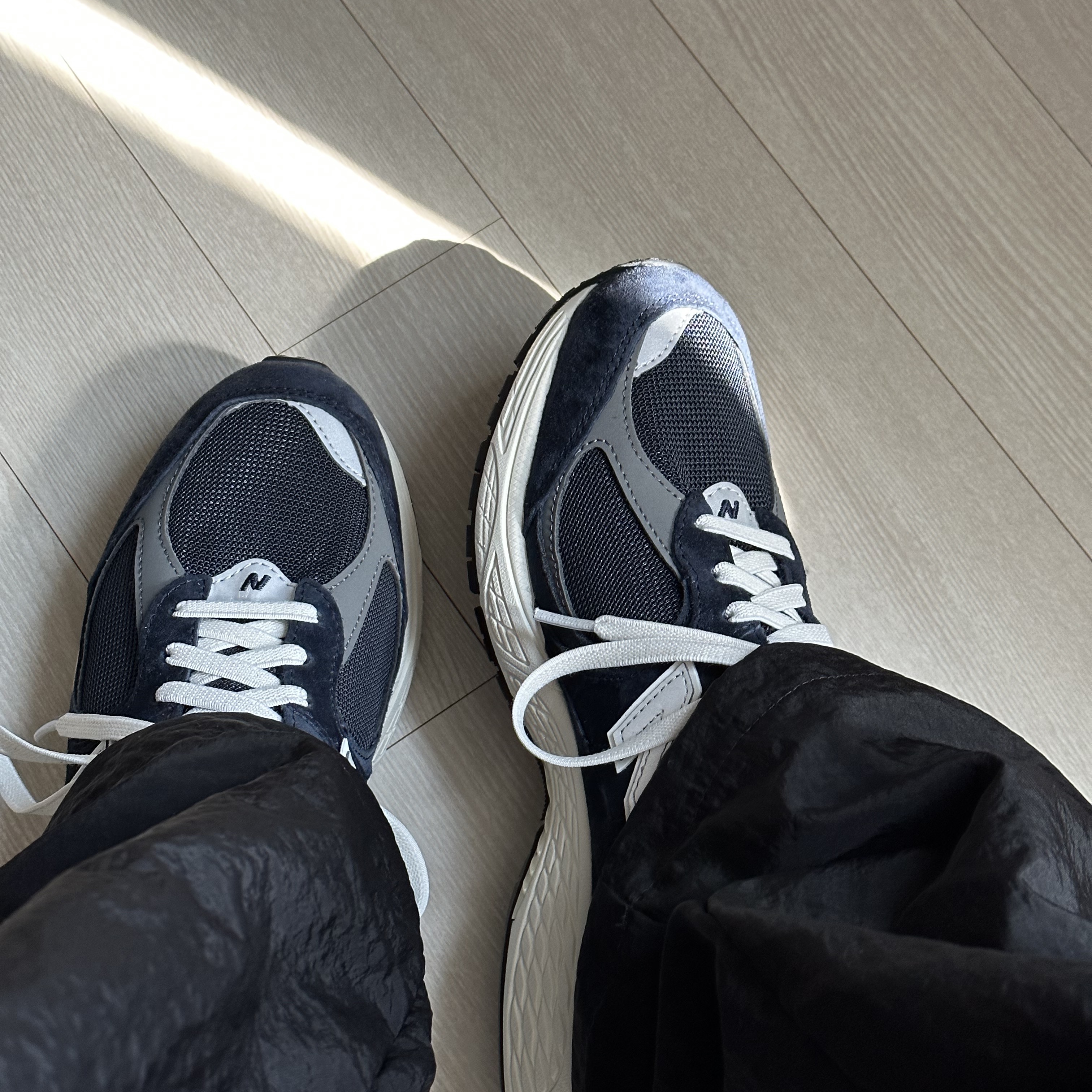 New Balance 2002R Eclipse Castlerock 착용 스타일
