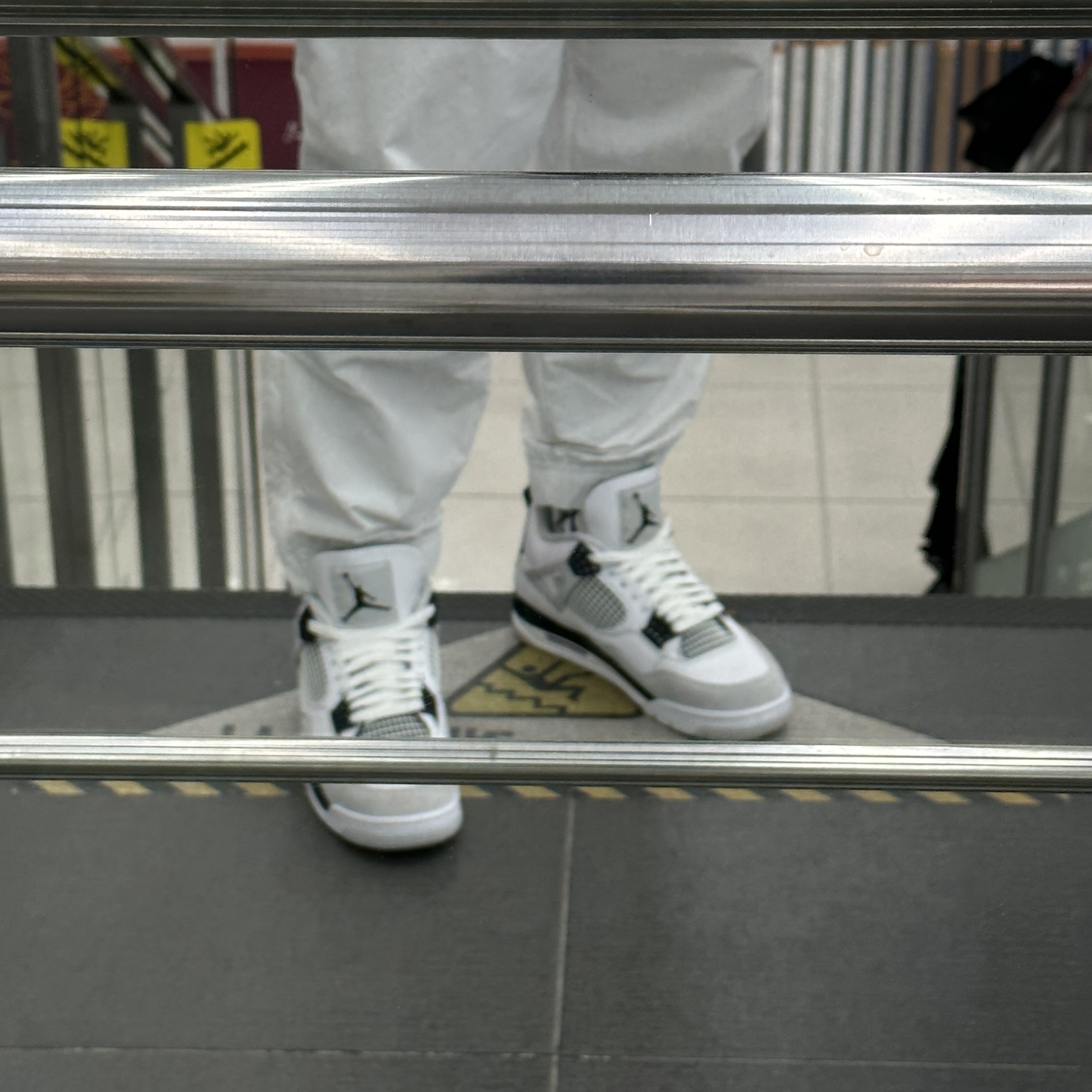 Jordan 4 Retro White and Black, Nike NRG Solo Swoosh Woven Track Jacket White - Asia 착용 스타일 - 2