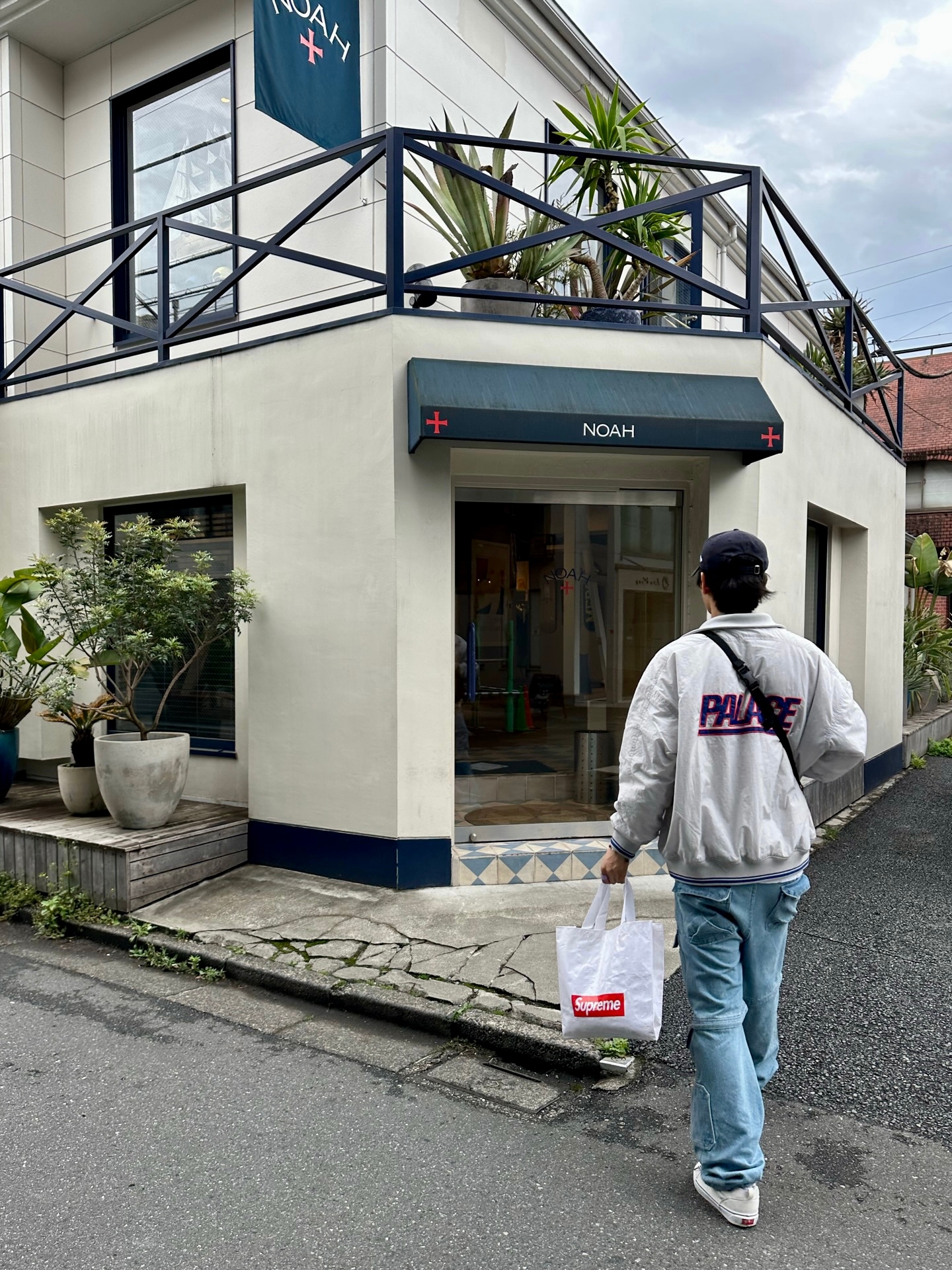 Palace Reversible Quilted Sports Bomber Grey - 23SS, Supreme Zip-Off Utility Pants Denim - 21FW 착용 스타일 - 2
