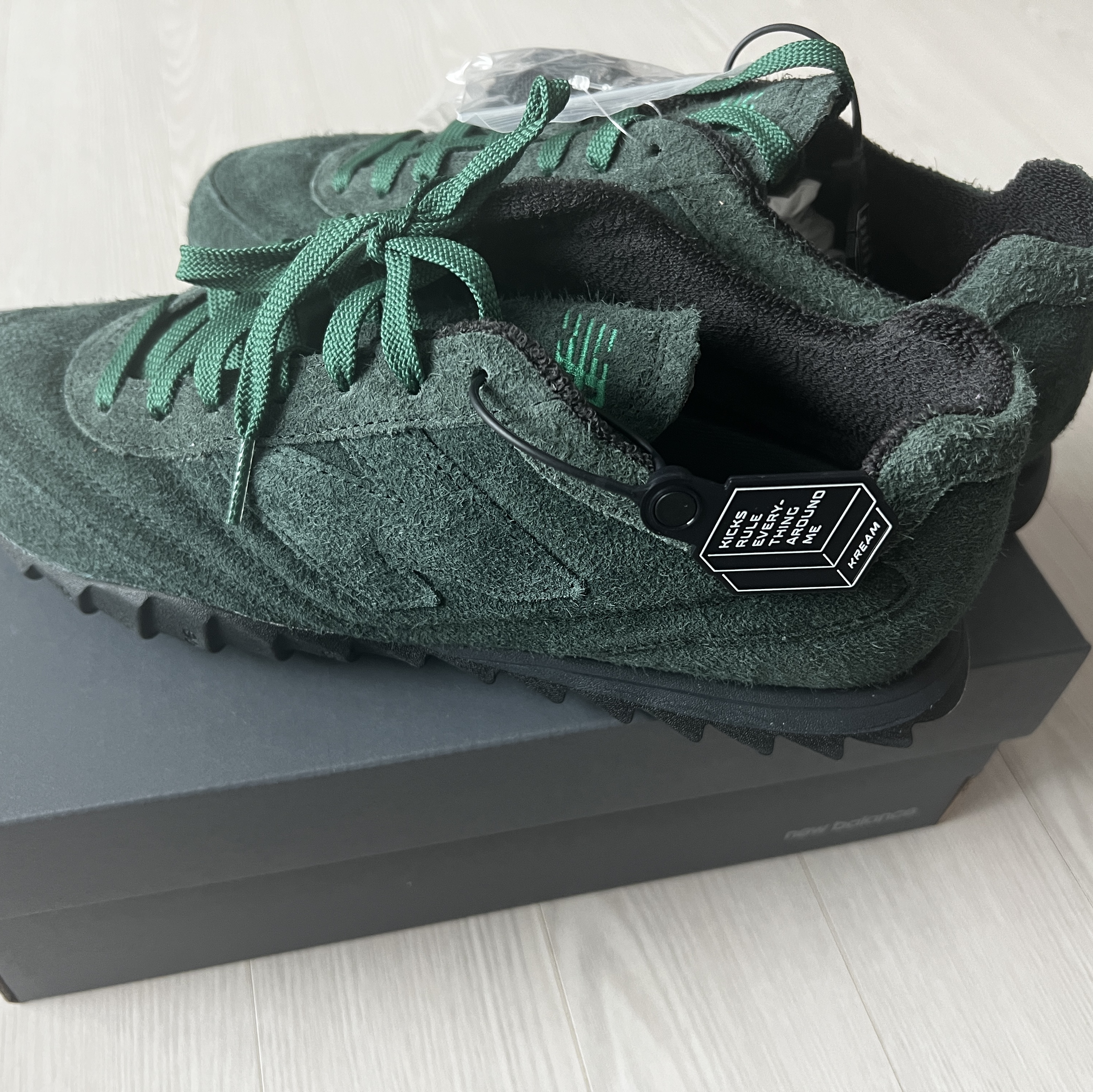 New Balance x Auralee RC30 Hunter Green 착용 스타일 - 1