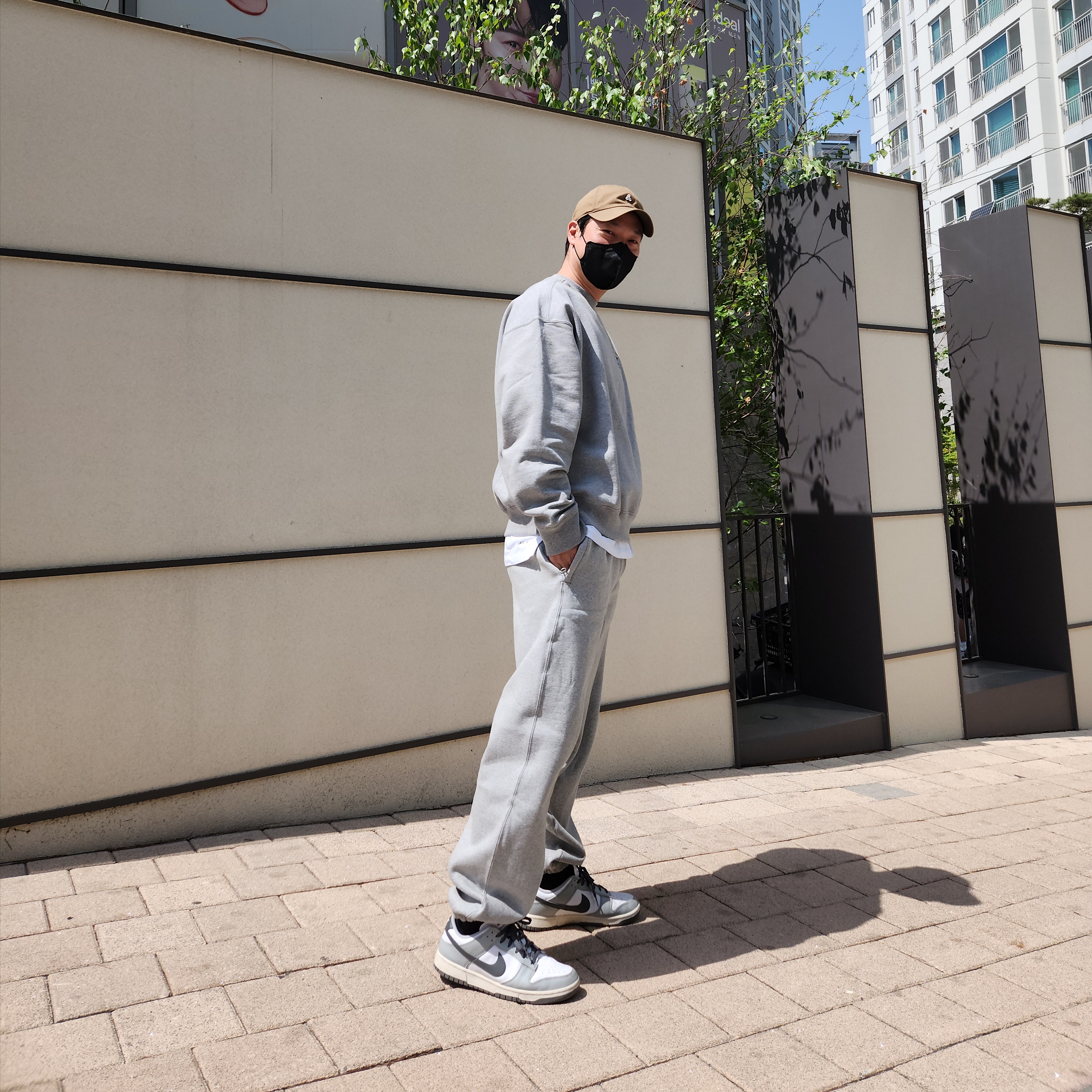 Nike x Stussy NRG Fleece Crewneck Dark Grey Heather (DO9337-063), Nike x Stussy NRG Fleece Pants Dark Grey Heather (DO9340-063) 착용 스타일 - 2